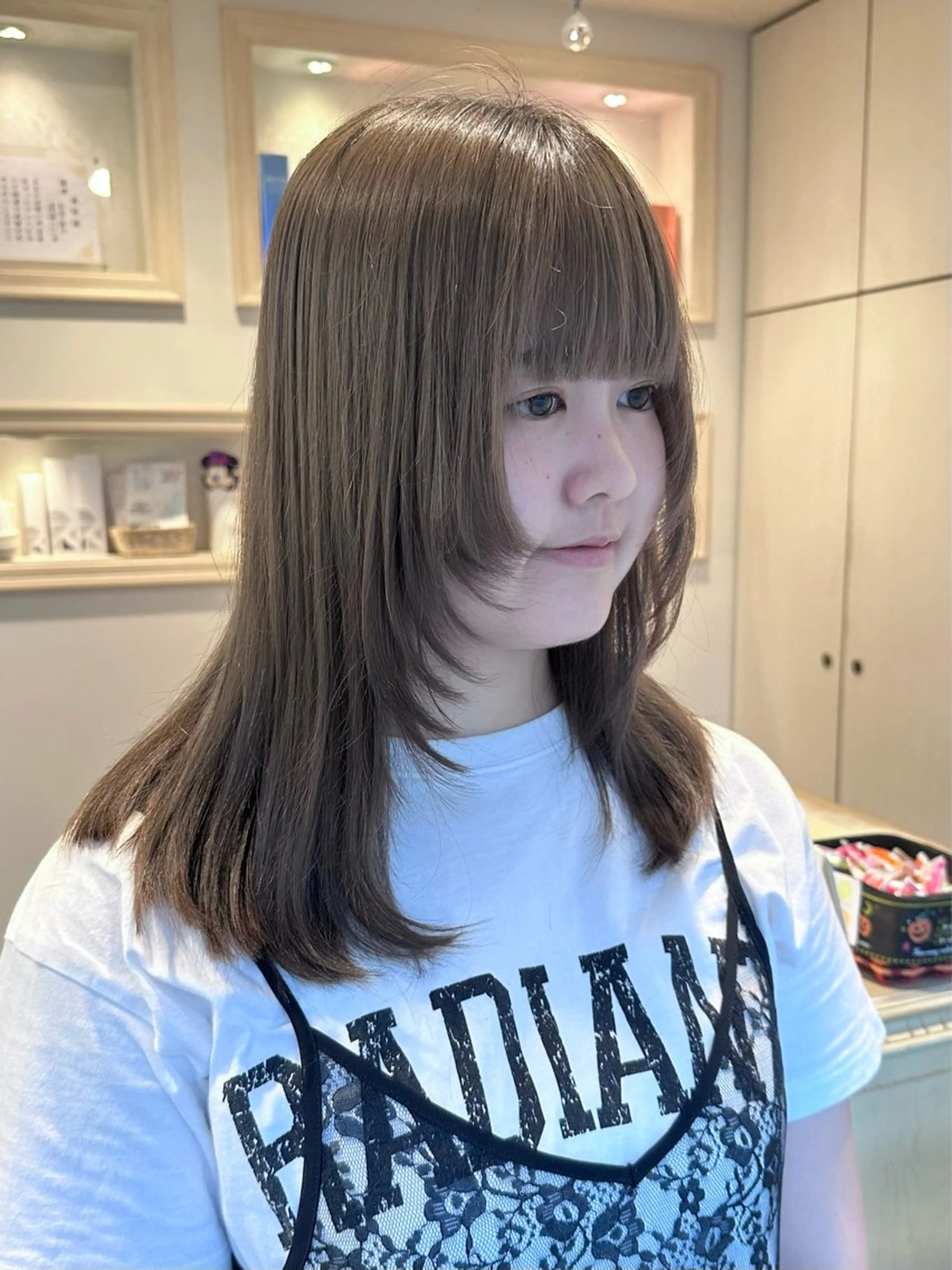 セミロング 顔まわりレイヤー 顔周りカット ハイレイヤー レイヤーカット 韓国ヘア/レイヤー 顔周りカット/ユキナのヘアスタイル