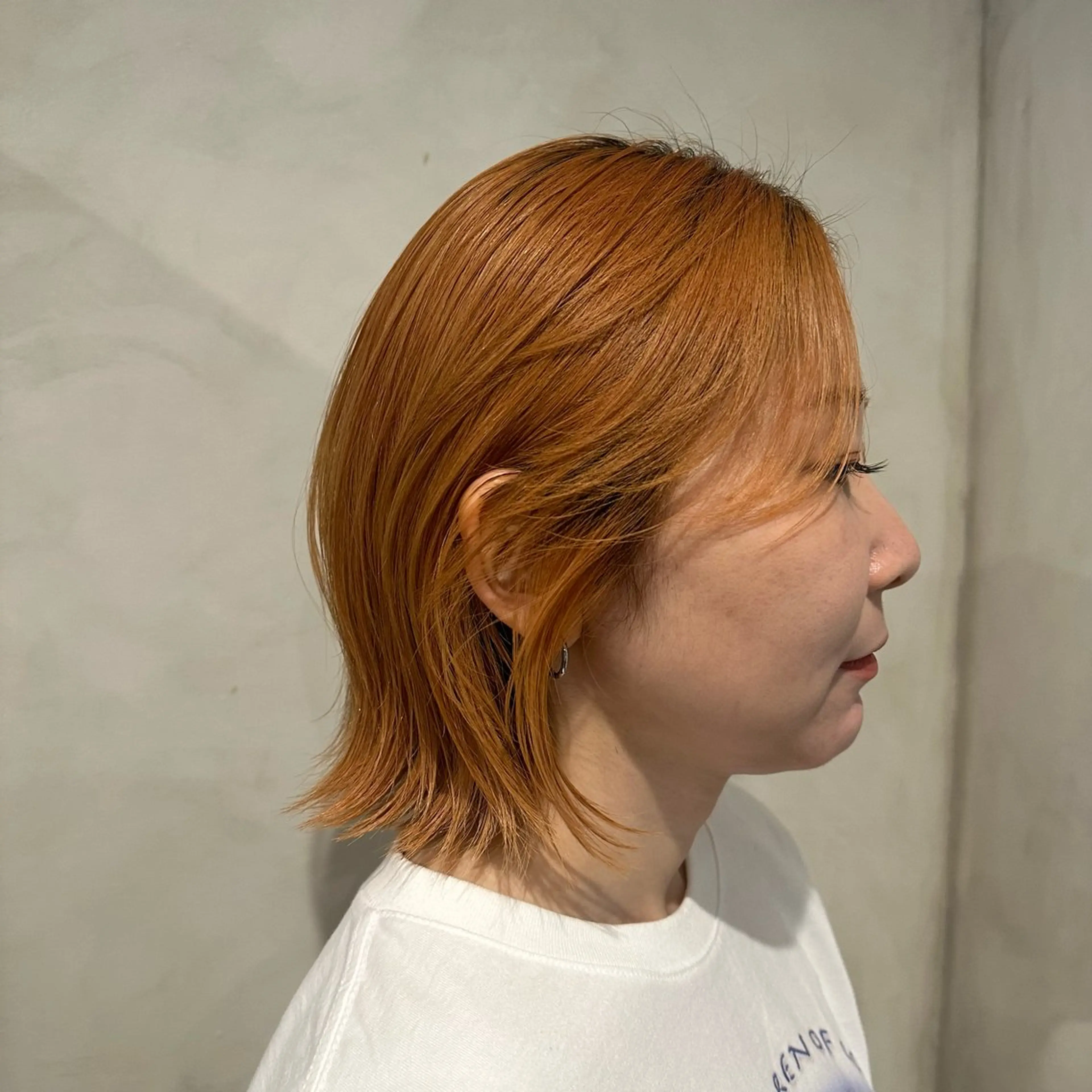 ミディアム カラー ベージュカラー ブリーチ オレンジ オレンジベージュ カット ヘアカラー トリートメント Aust hair Stella新宿所属・Yuki☺︎パーマ レイヤーカットのヘアスタイル