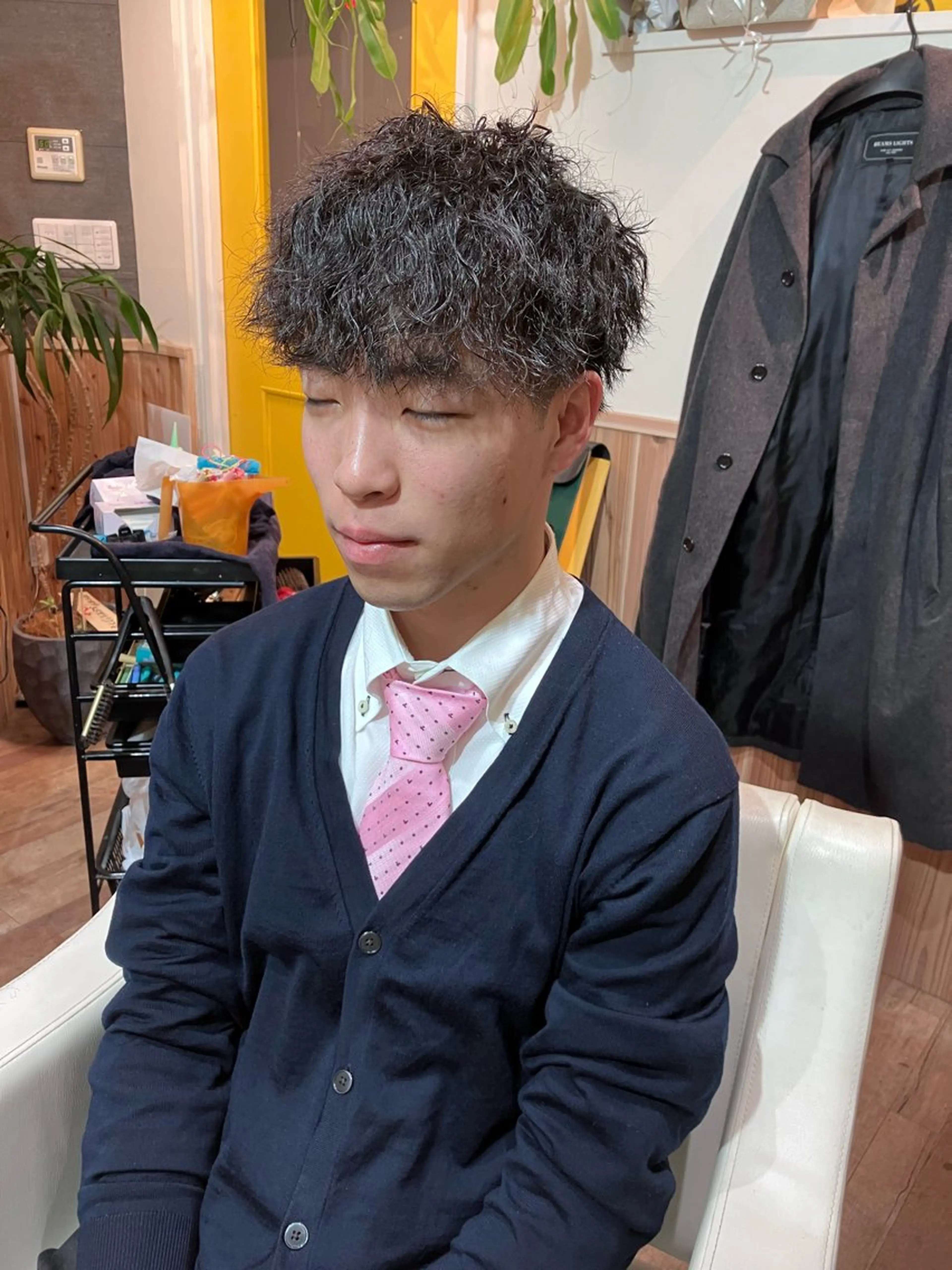 ミディアム パーマ メンズ ミディアムパーマ メンズパーマ ツイストスパイラルパーマ スパイラルパーマ カット パーマ HAIR BASE ZAWAWA所属・レイヤー/ブリーチ｜ 特殊パーマ/赤澤のヘアスタイル