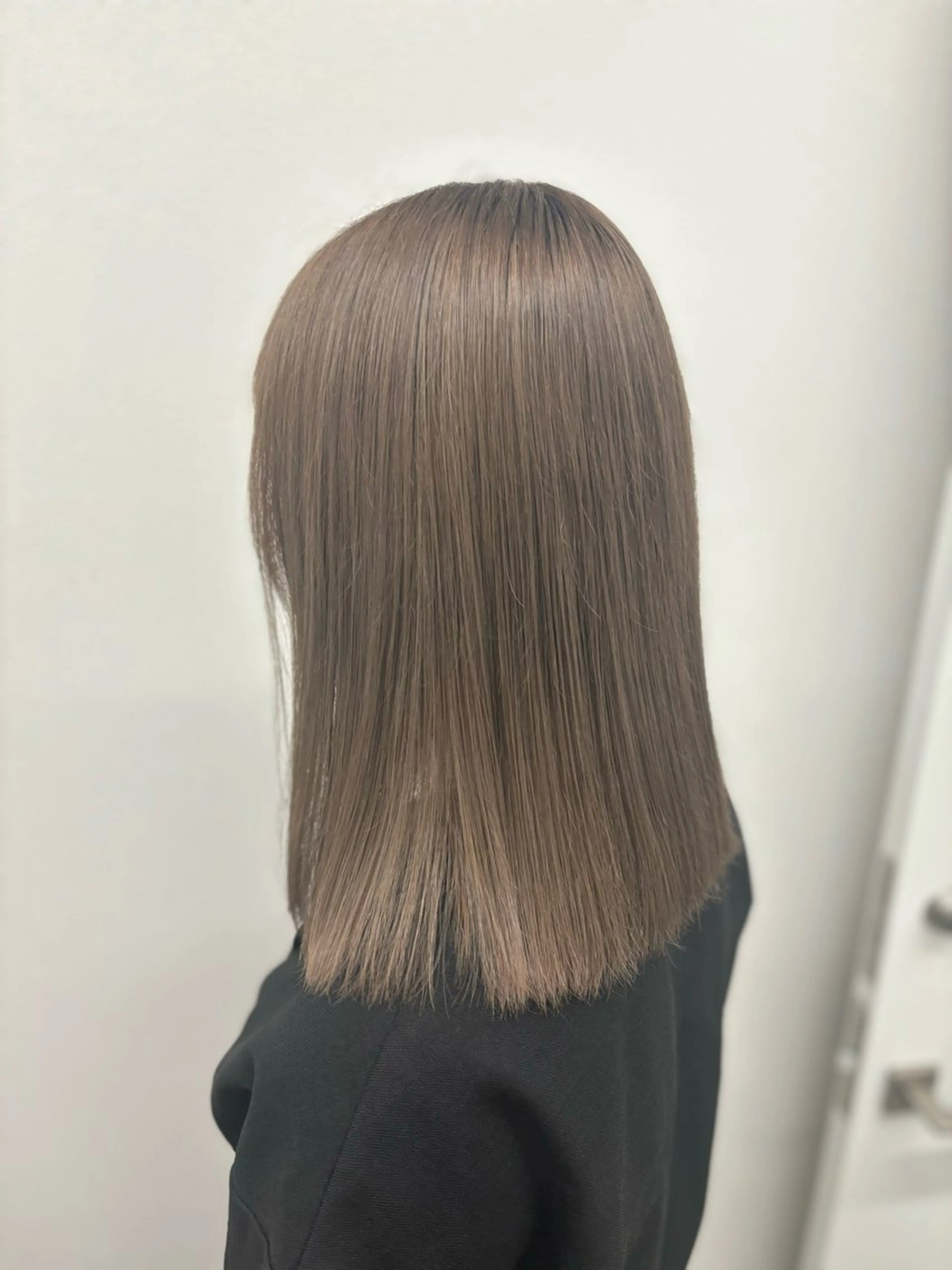 セミロング カラー モテ髪💕ハイトーン ベージュ yuriaのヘアスタイル