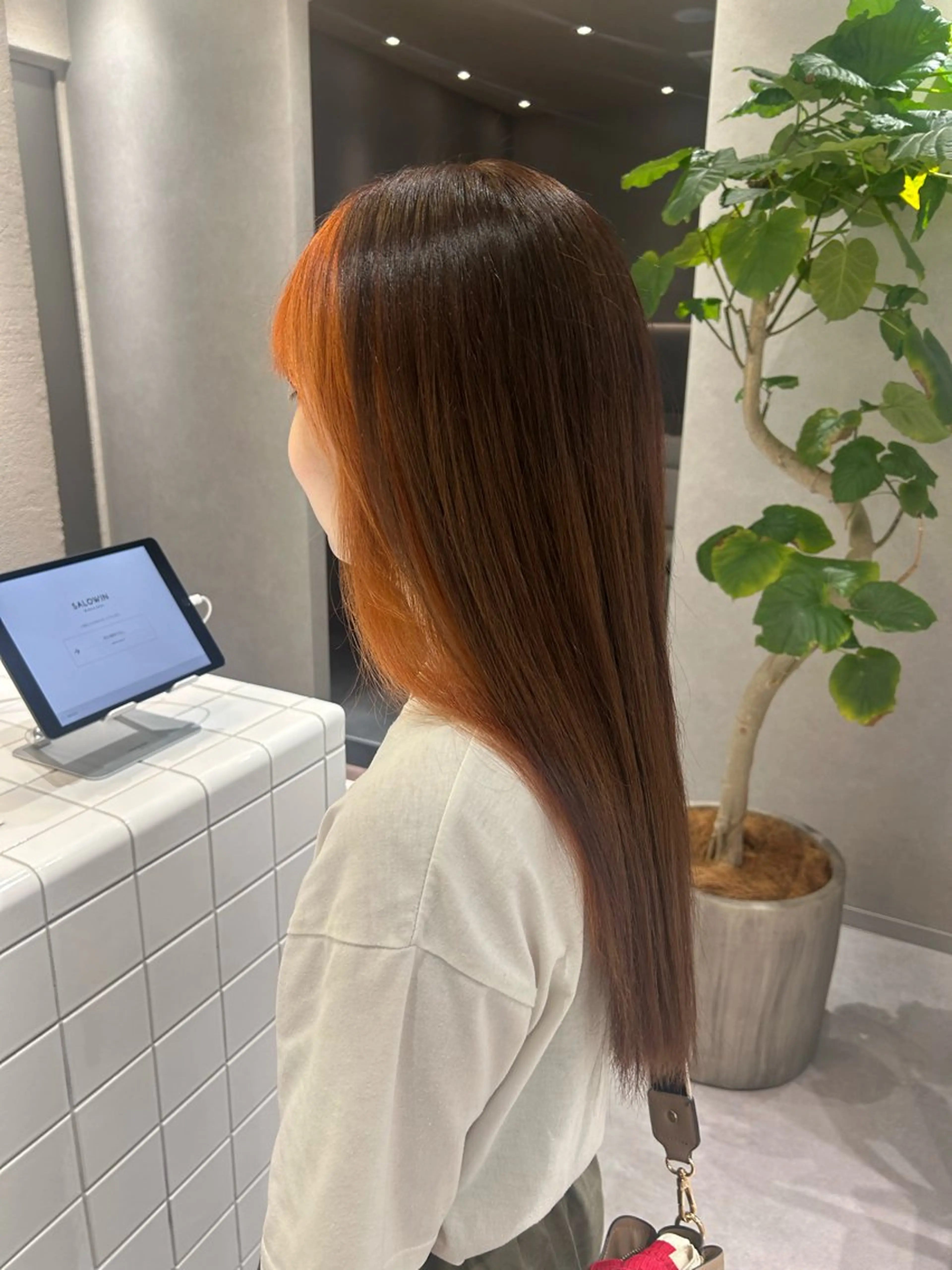 ロング カラー ブラウンカラー オレンジ オレンジブラウン ヘアカラー SALOWIN 新宿三丁目me+所属・レイヤー/ボブ/ パーマ/HARUKAのヘアスタイル