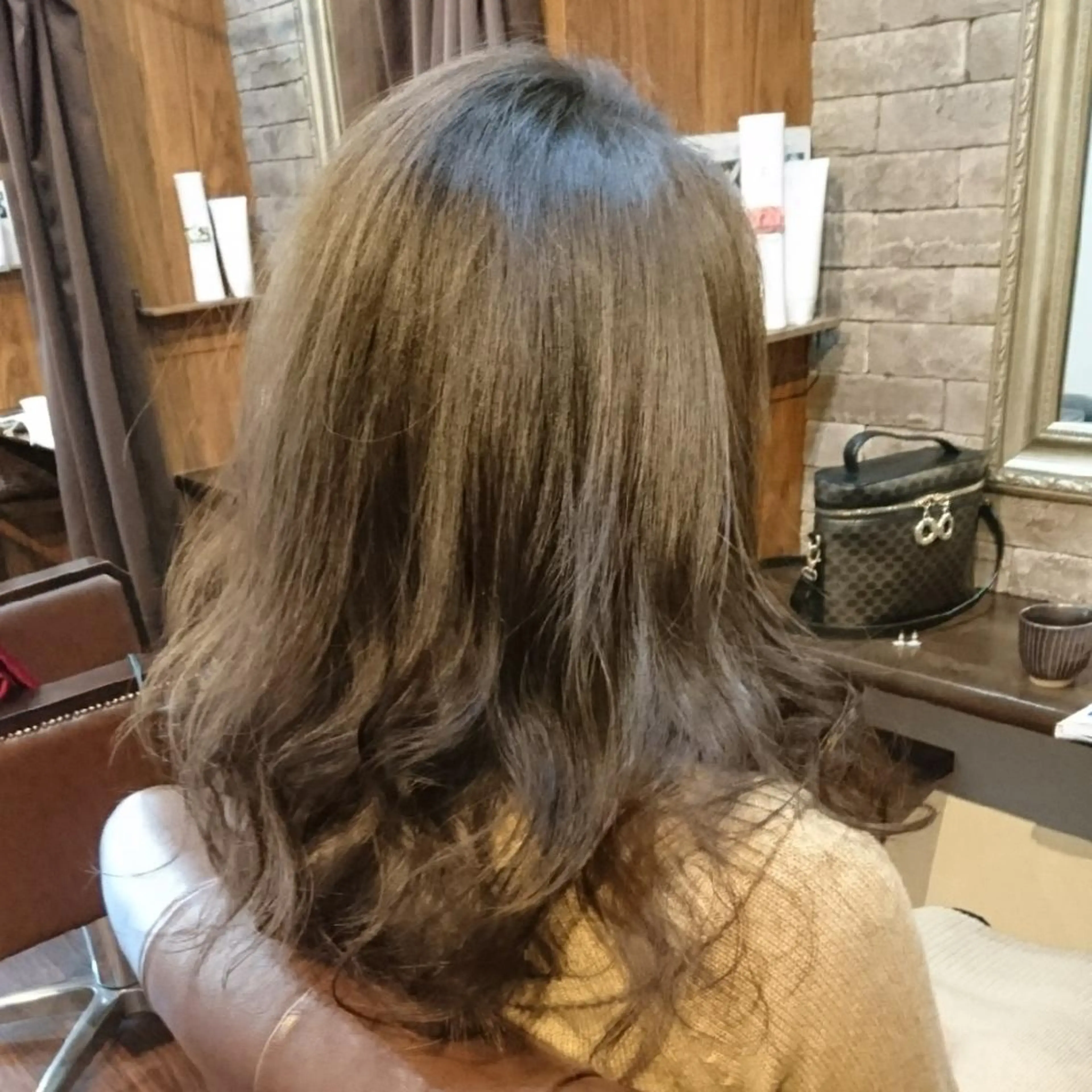 ミディアム カラー グレージュ ヘアカラー トリートメント 美髪 カラーリストのヘアスタイル