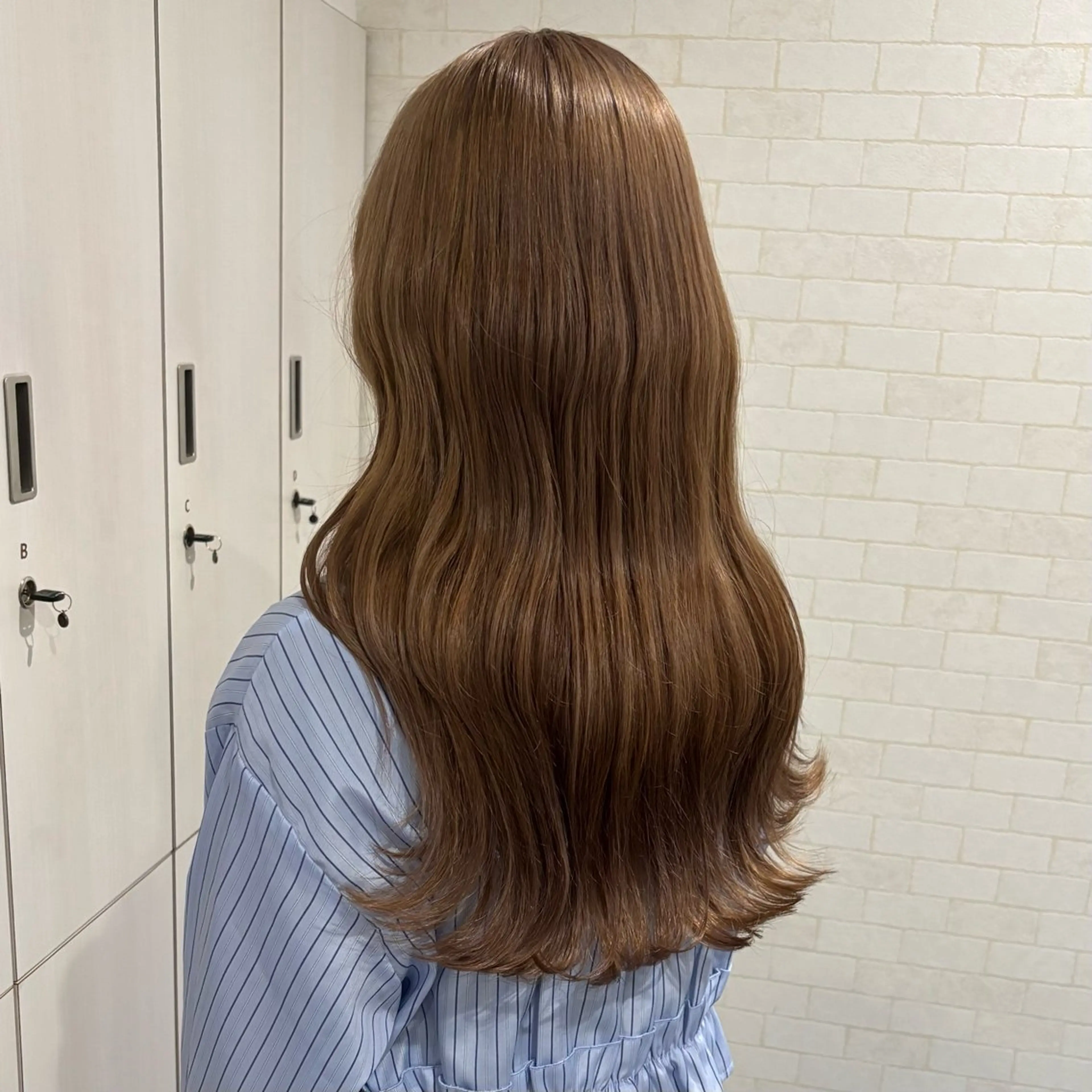 ロング カラー ベージュカラー ブリーチ ミルクティーベージュ CHEMIR所属・安田 萌菜のヘアスタイル