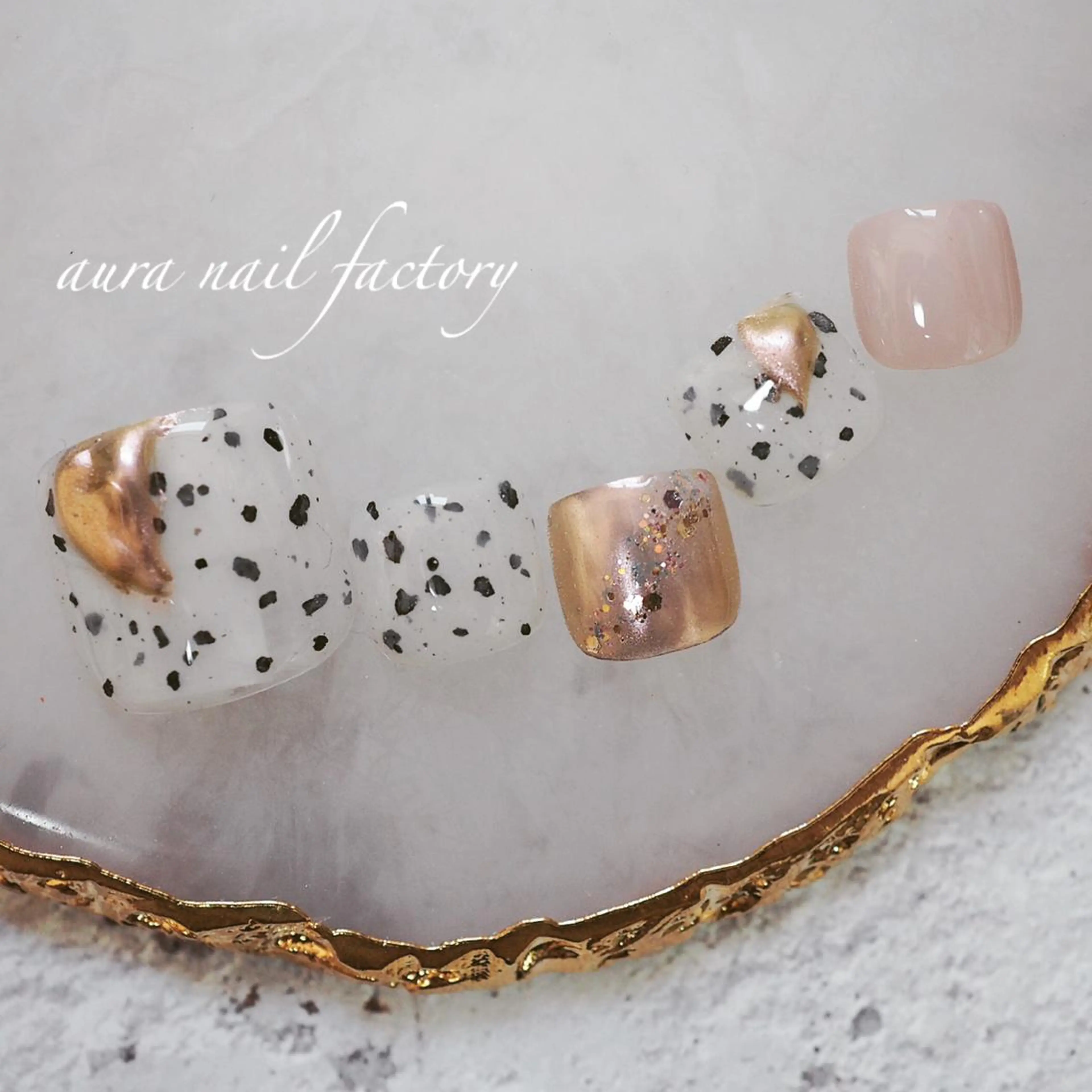 ショート カラー ネイル フットネイル ニュアンスネイル 赤色 赤羽　アウラ ネイルファクトリーのネイルデザイン