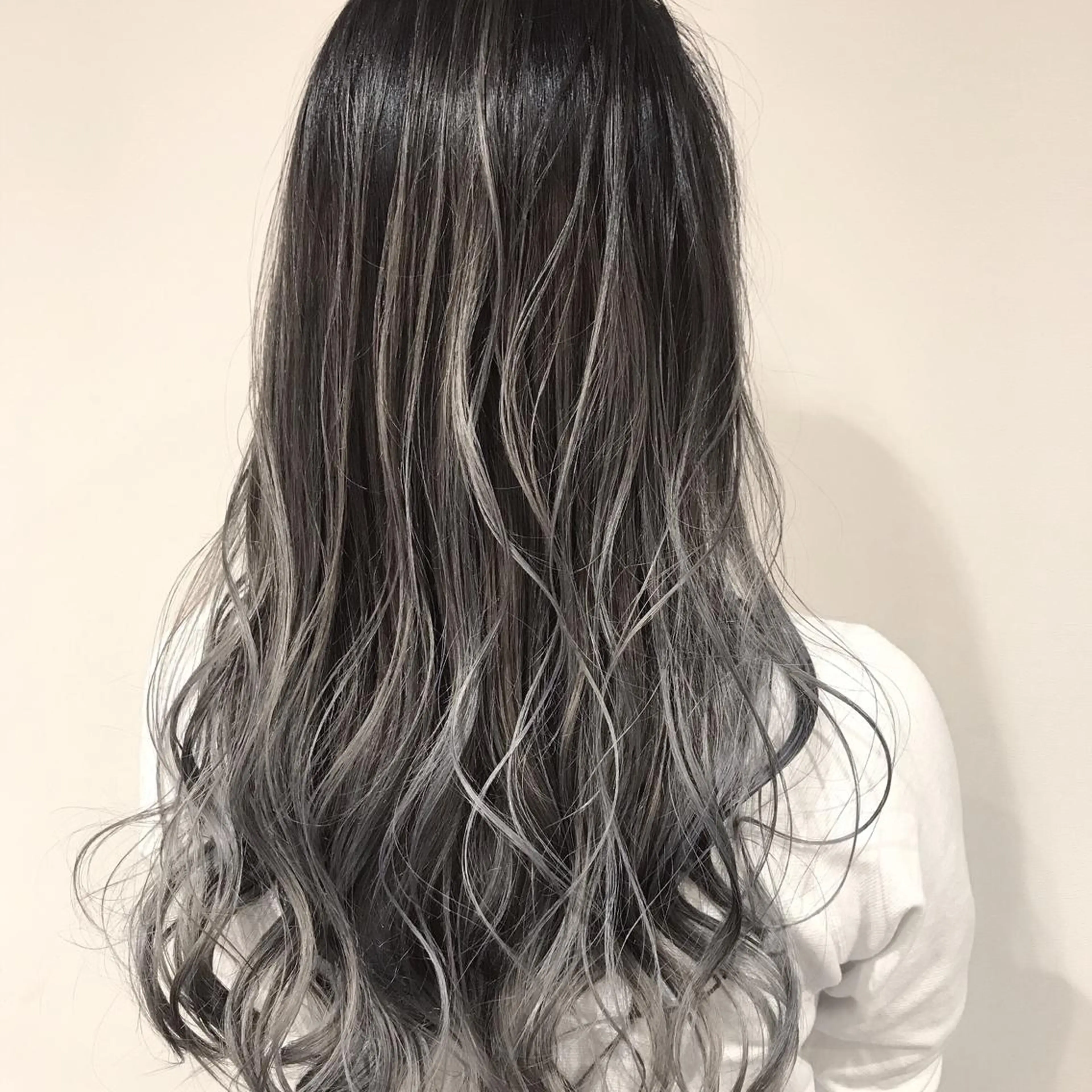 ミディアム カラー アッシュ アッシュグレー アッシュグレージュ バレイヤージュ ミストバング AMI Hair  supply所属・髪質改善カラー 韓国風レイヤーのヘアスタイル