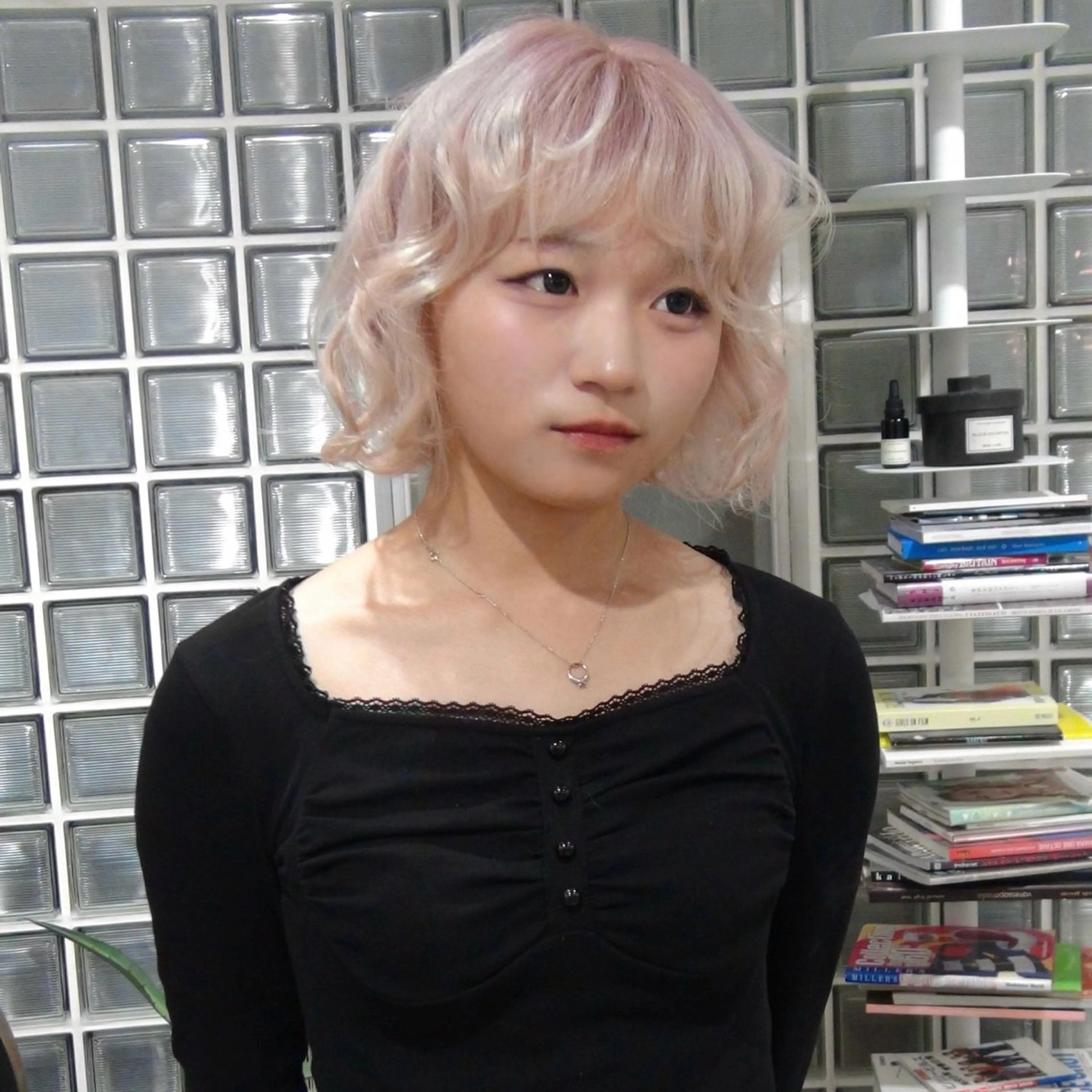 ショート カラー ブリーチ ヘアカラー WATER所属・SAKI /ハイ トーンのヘアスタイル