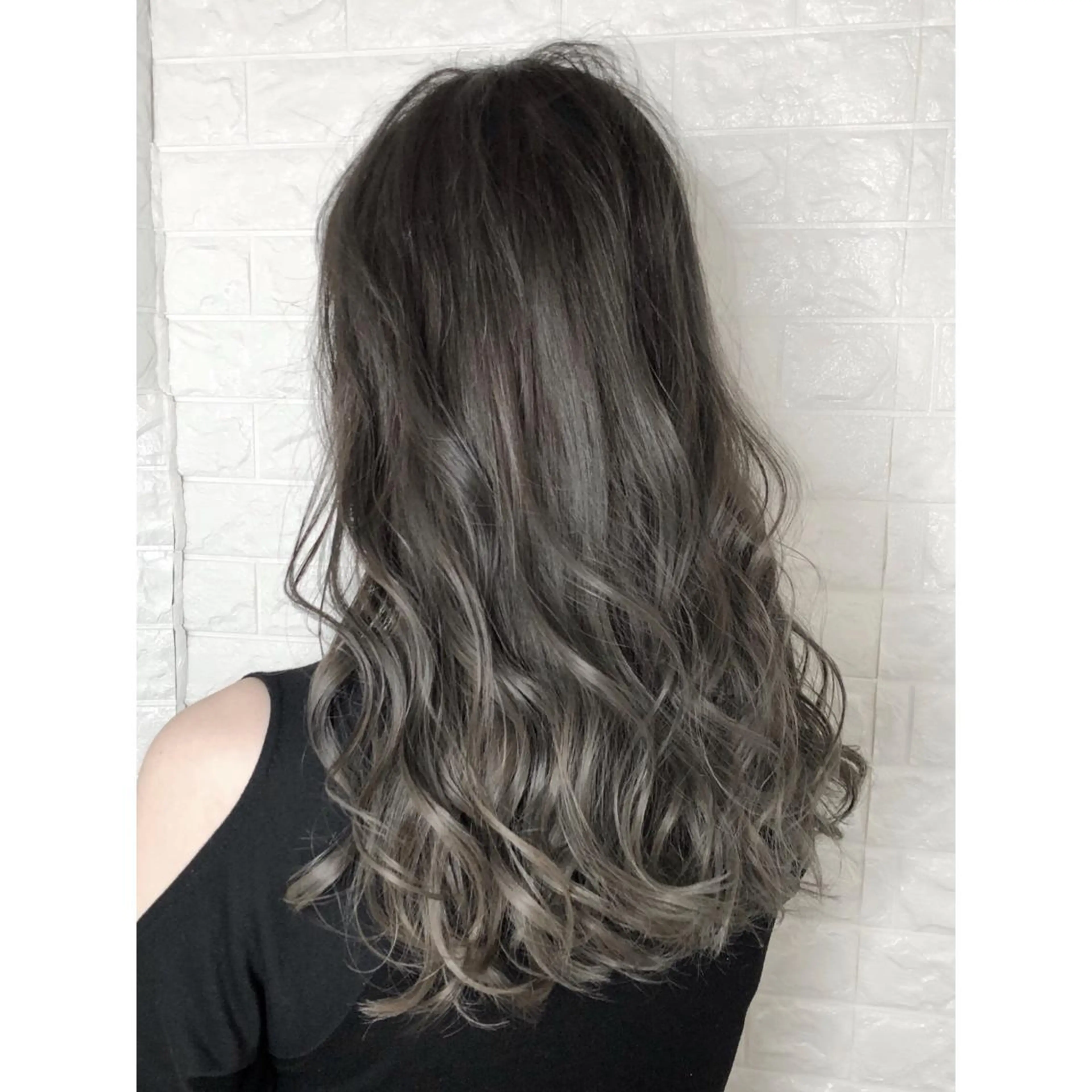 セミロング カラー ブリーチ ブルーカラー ブルージュ 透明感カラー グラデーションカラー KIZU 髪質改善 オカルト怪談のヘアスタイル