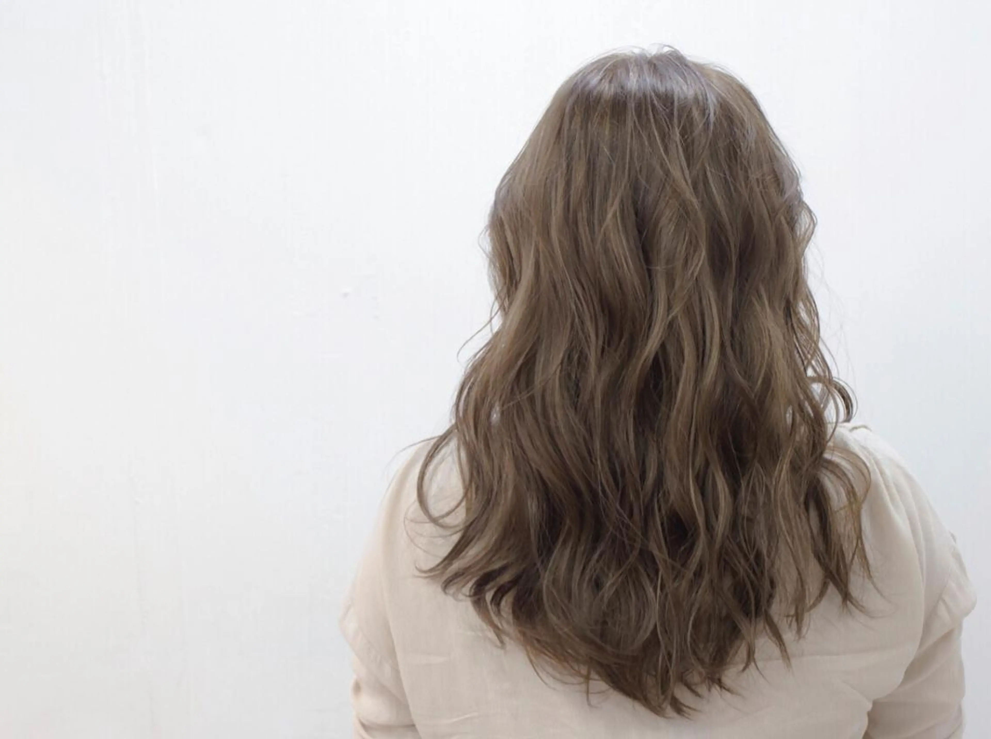 セミロング カラー ヘアアレンジ ハイライトカラー 外国人風カラー ハイライト FÜRSTIN所属・西村髪質改善 ブリーチ縮毛矯正のヘアスタイル