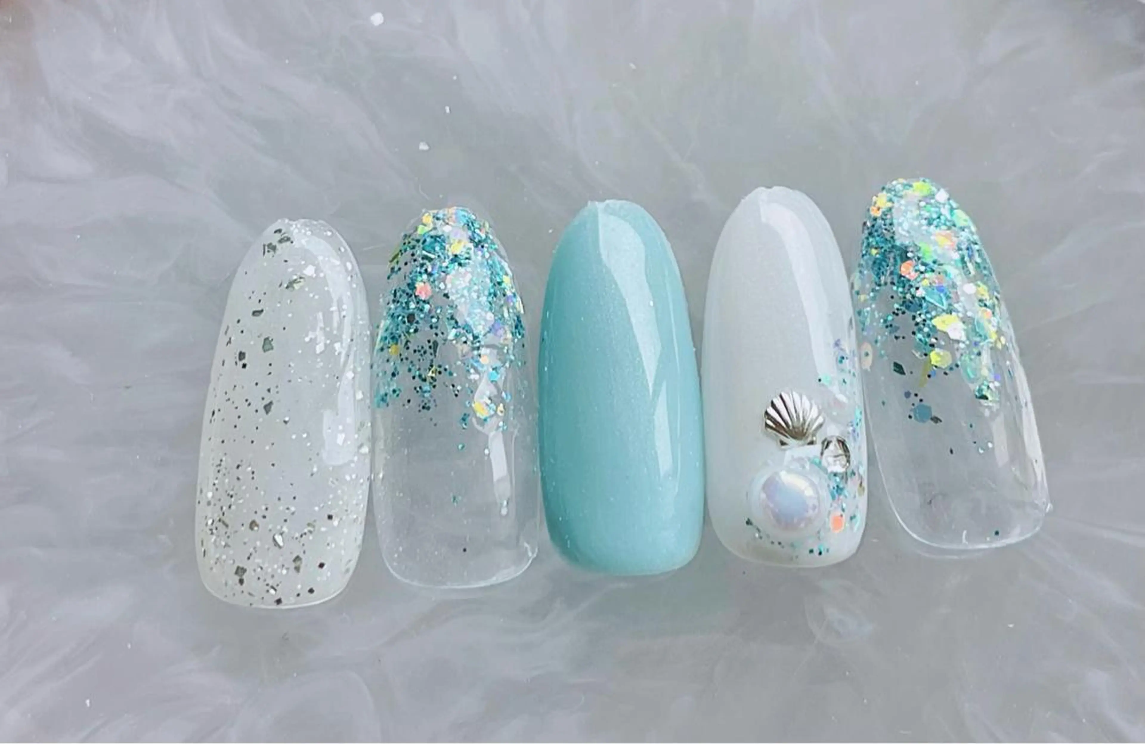 ネイル ジェルネイル キラキラネイル パラジェル 夏ネイル ハンドネイル Satomi  のネイルデザイン