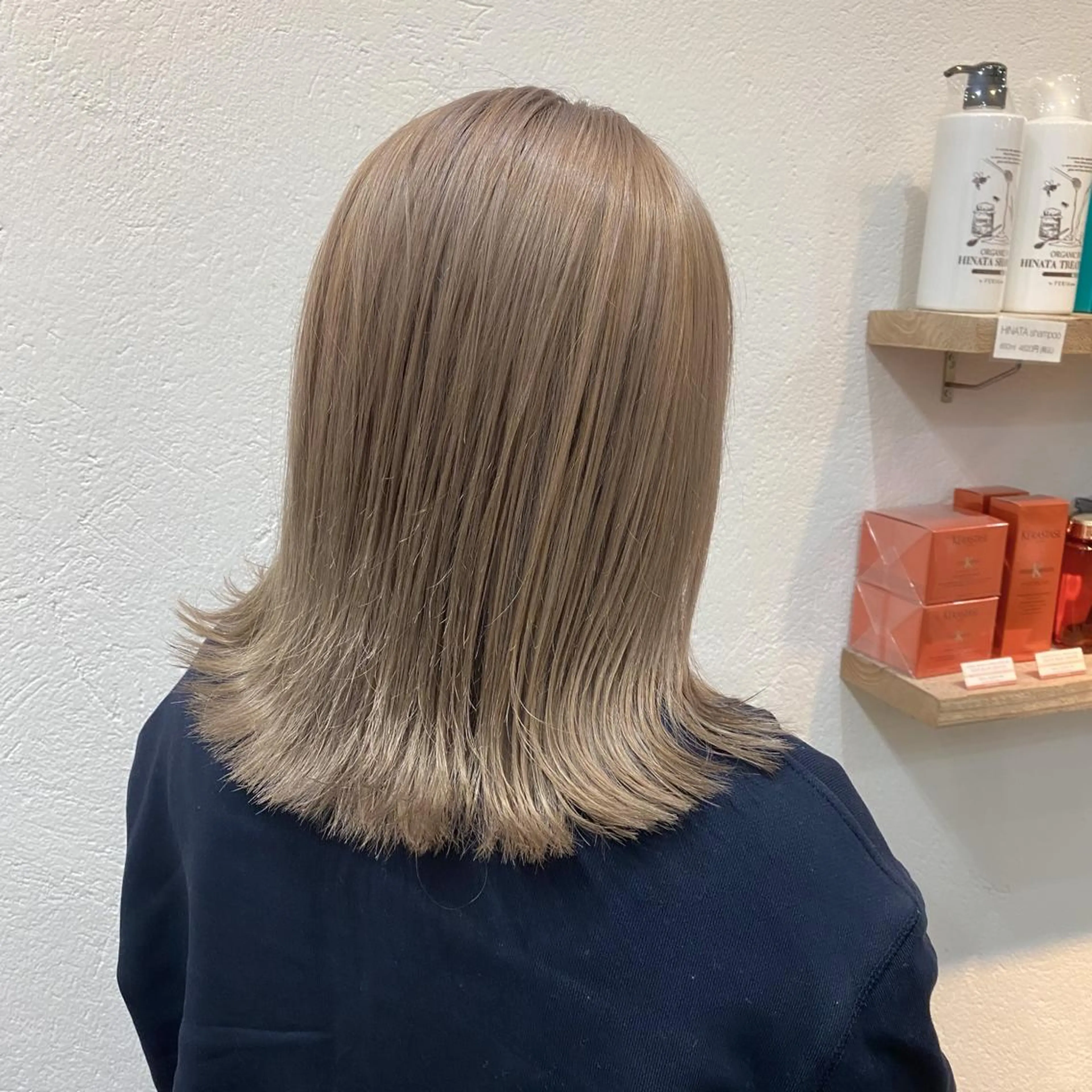 ミディアム ブリーチなしカラー/ 顔周りレイヤーカットのヘアスタイル