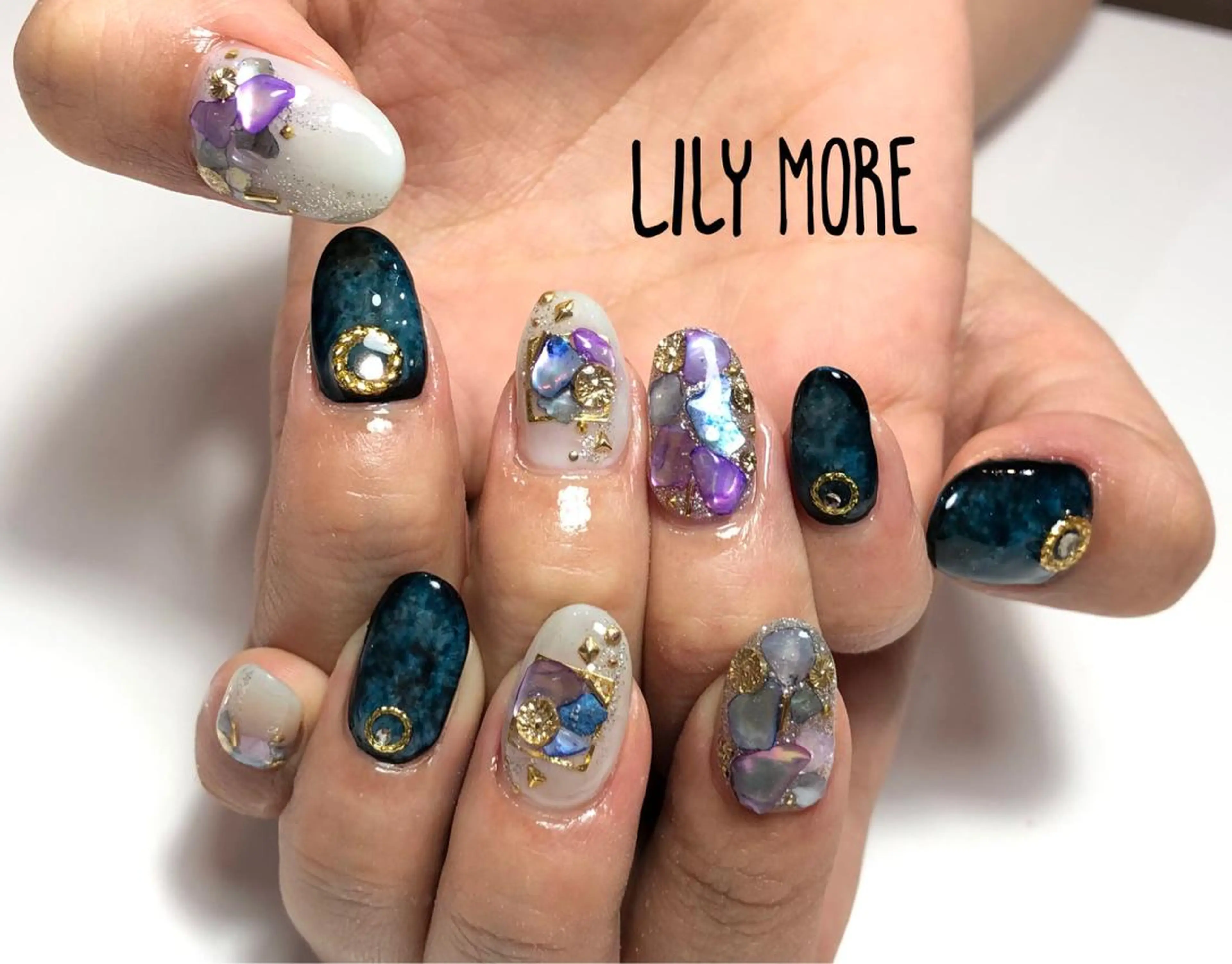 ネイル ストーンネイル Lily closetのネイルデザイン