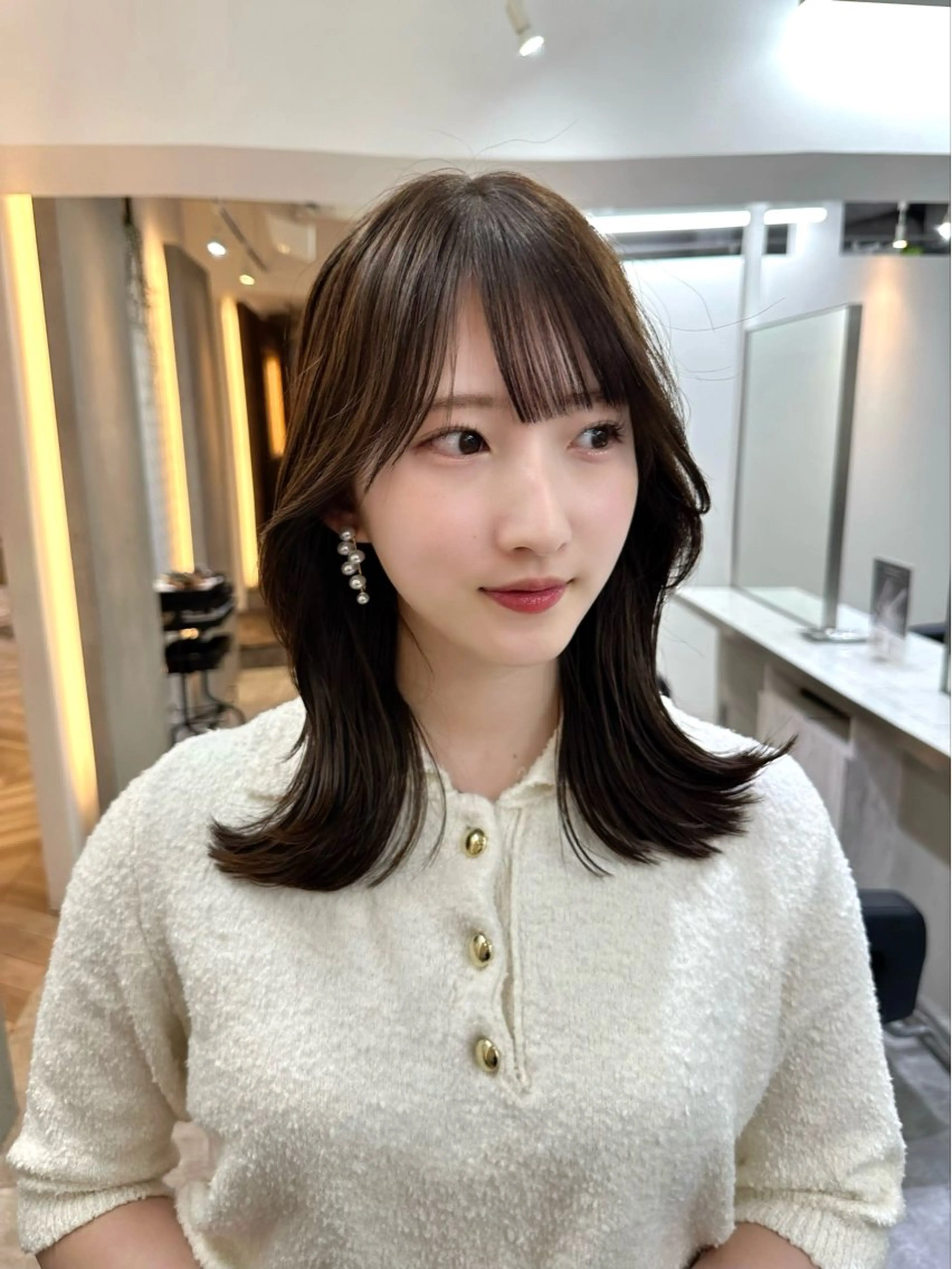 ミディアム カラー カット ヘアカラー トリートメント 艶髪レイヤー顔周り グレージュ添田晃基のヘアスタイル