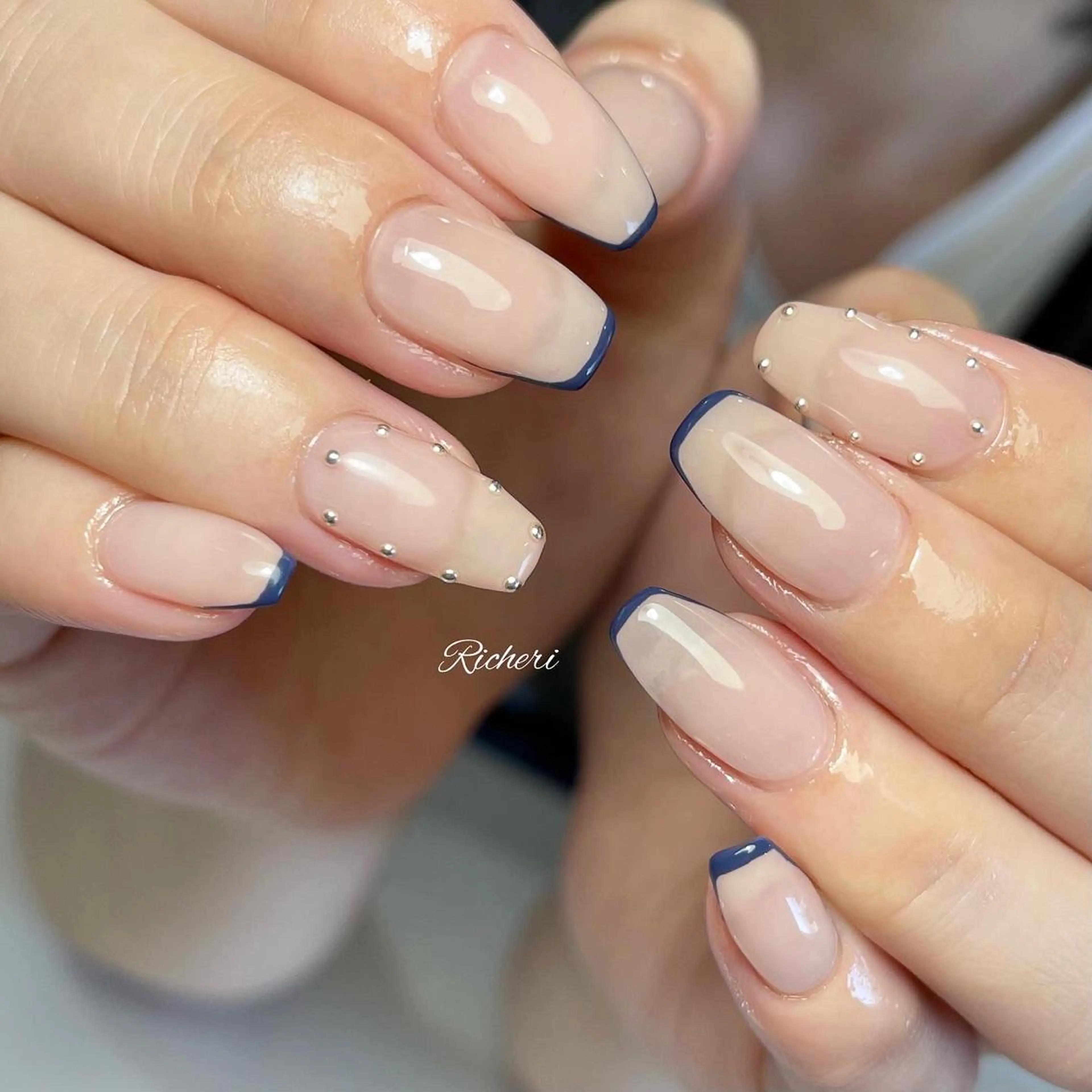 ミディアム ネイル 韓国風ヘア アートネイル フレンチネイル ジェルネイル キラキラネイル richeri beautyのエステ・リラクイメージ