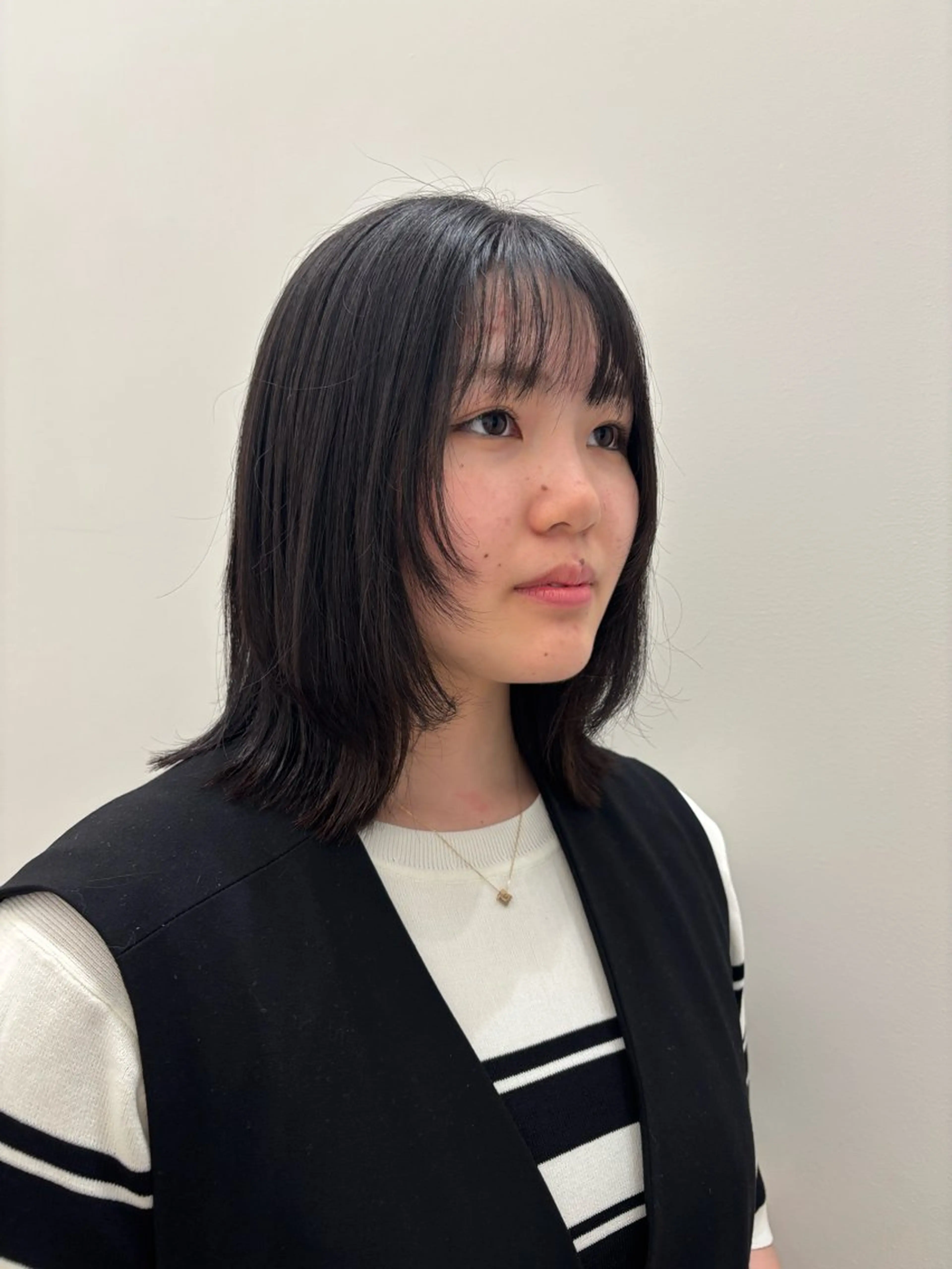 ミディアム くびれヘア mio / レイヤーカットモデルのヘアスタイル