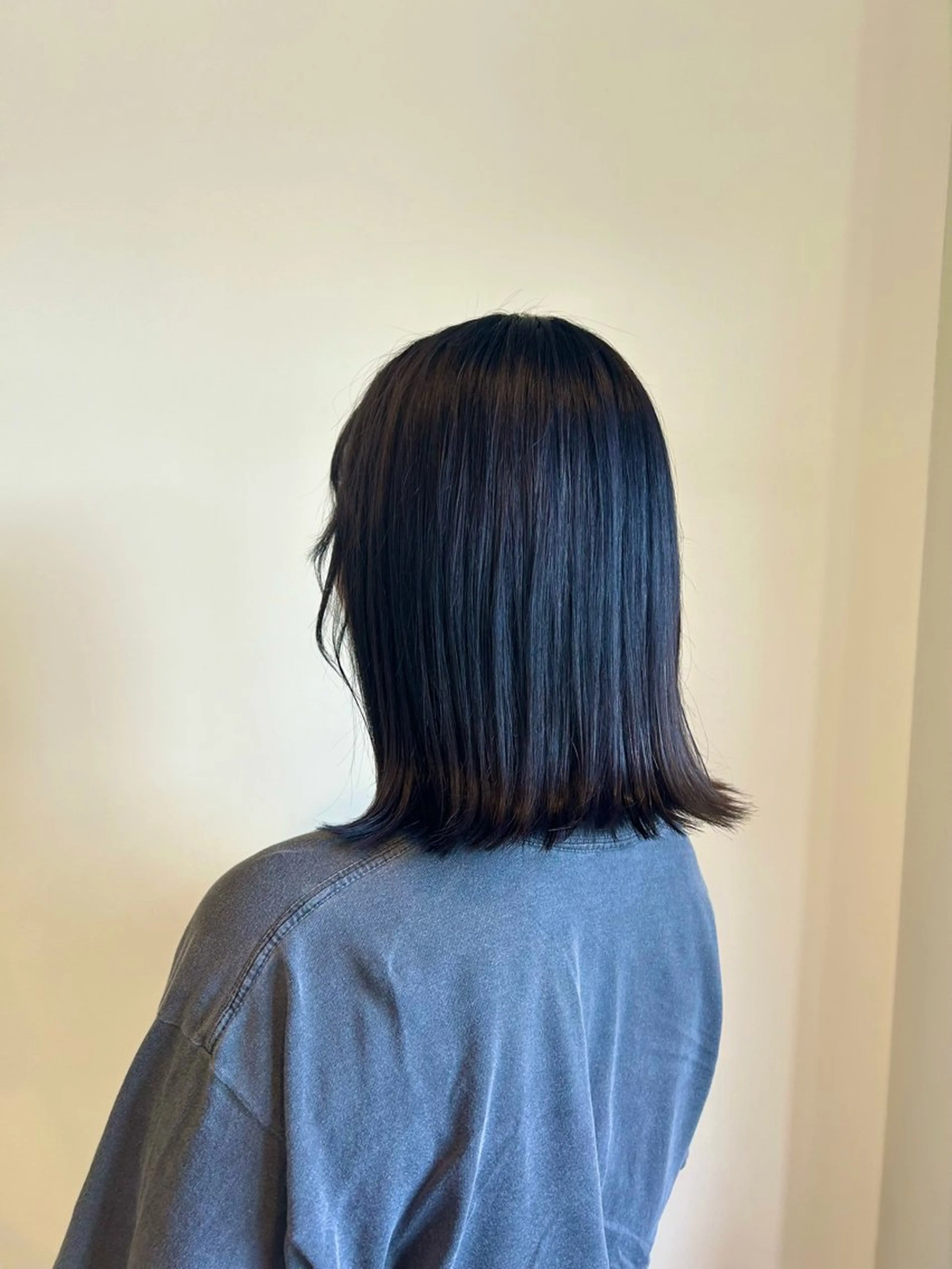 ミディアム カラー 黒髪 ブルーカラー ブルーブラック 小島 千夏のヘアスタイル