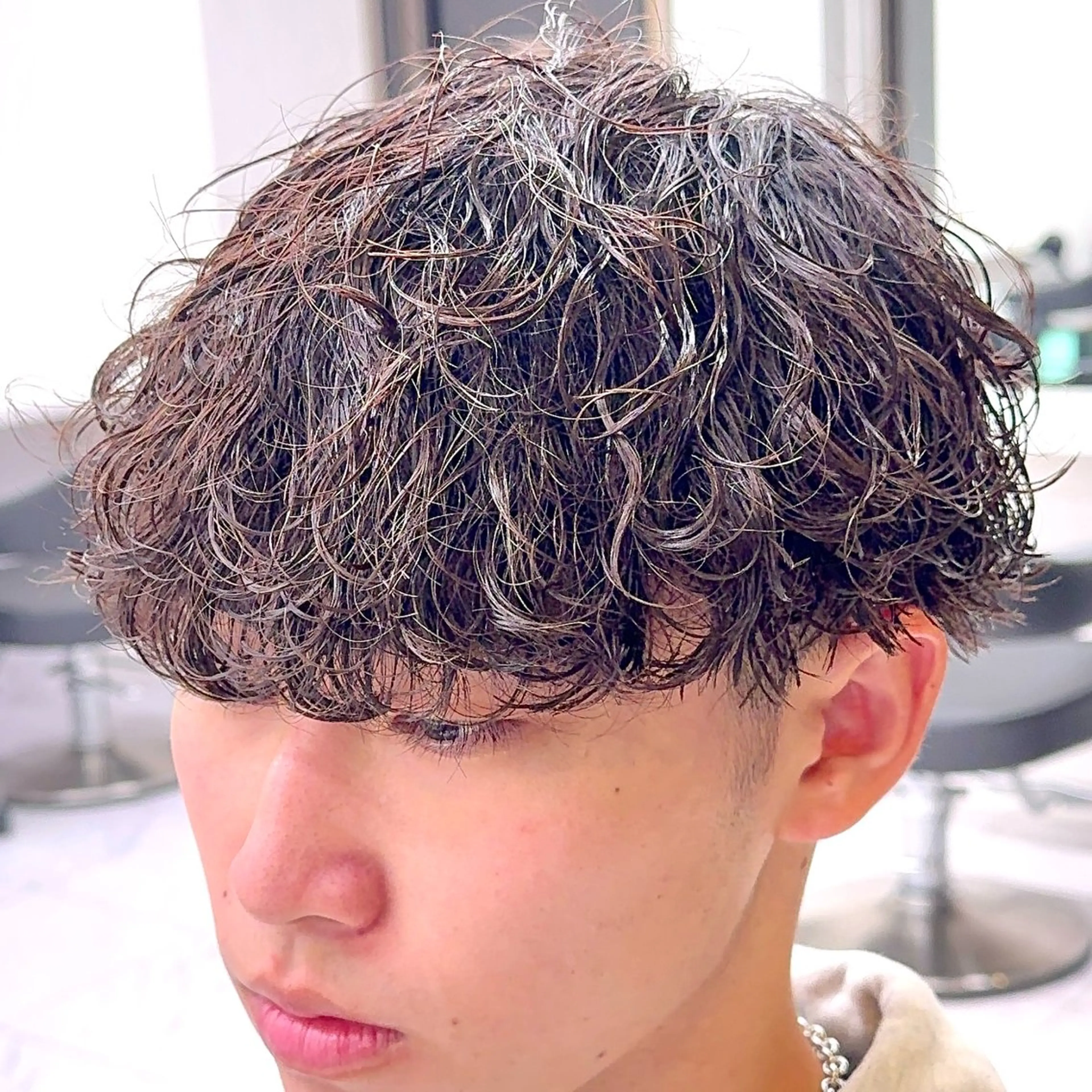 ショート パーマ ヘアアレンジ メンズ マッシュ メンズパーマ 波巻きパーマ 顔まわりカット の達人のヘアスタイル