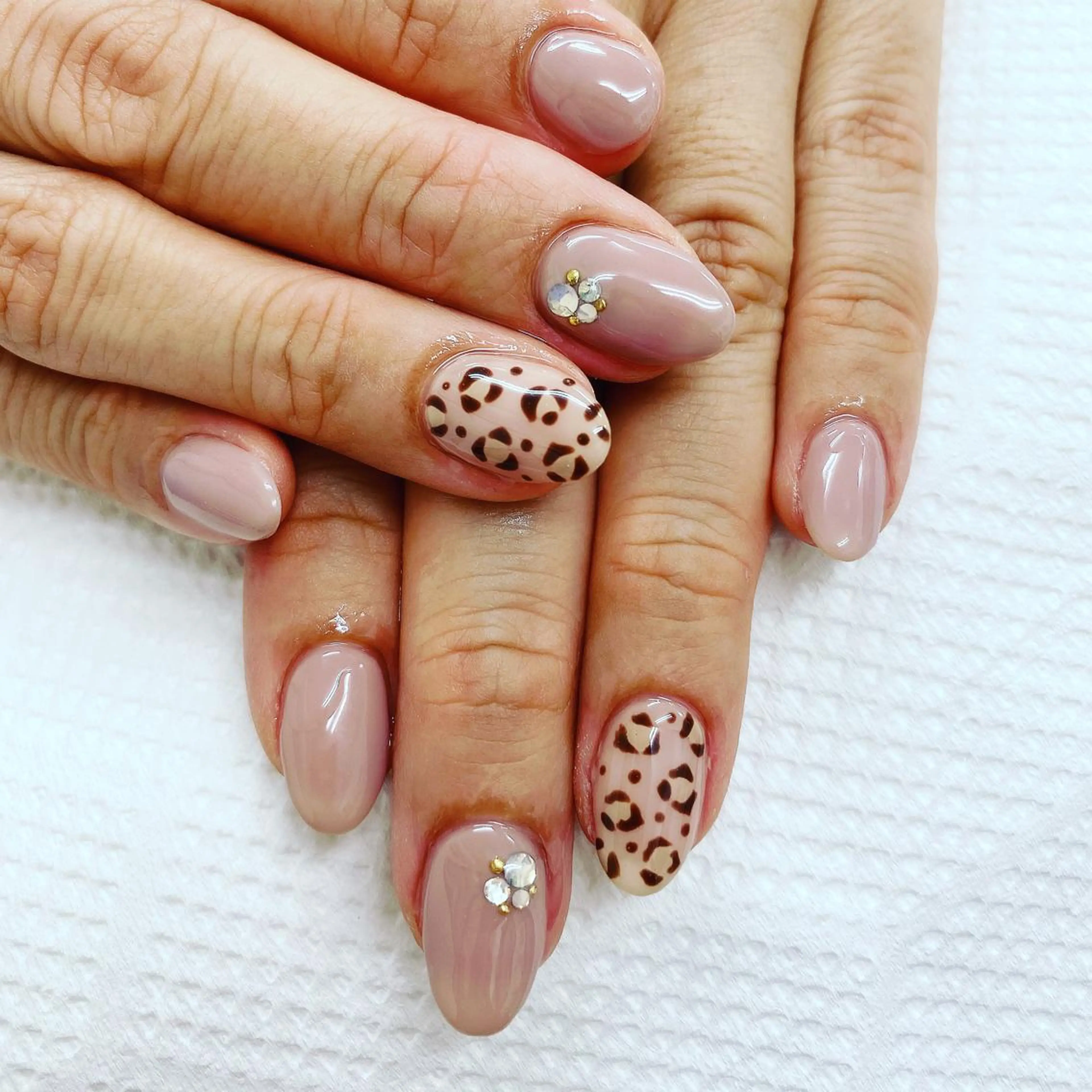 ネイル ゴージャス ストーンネイル N._._.claw[エヌクロー]所属・N._._. clawのネイルデザイン