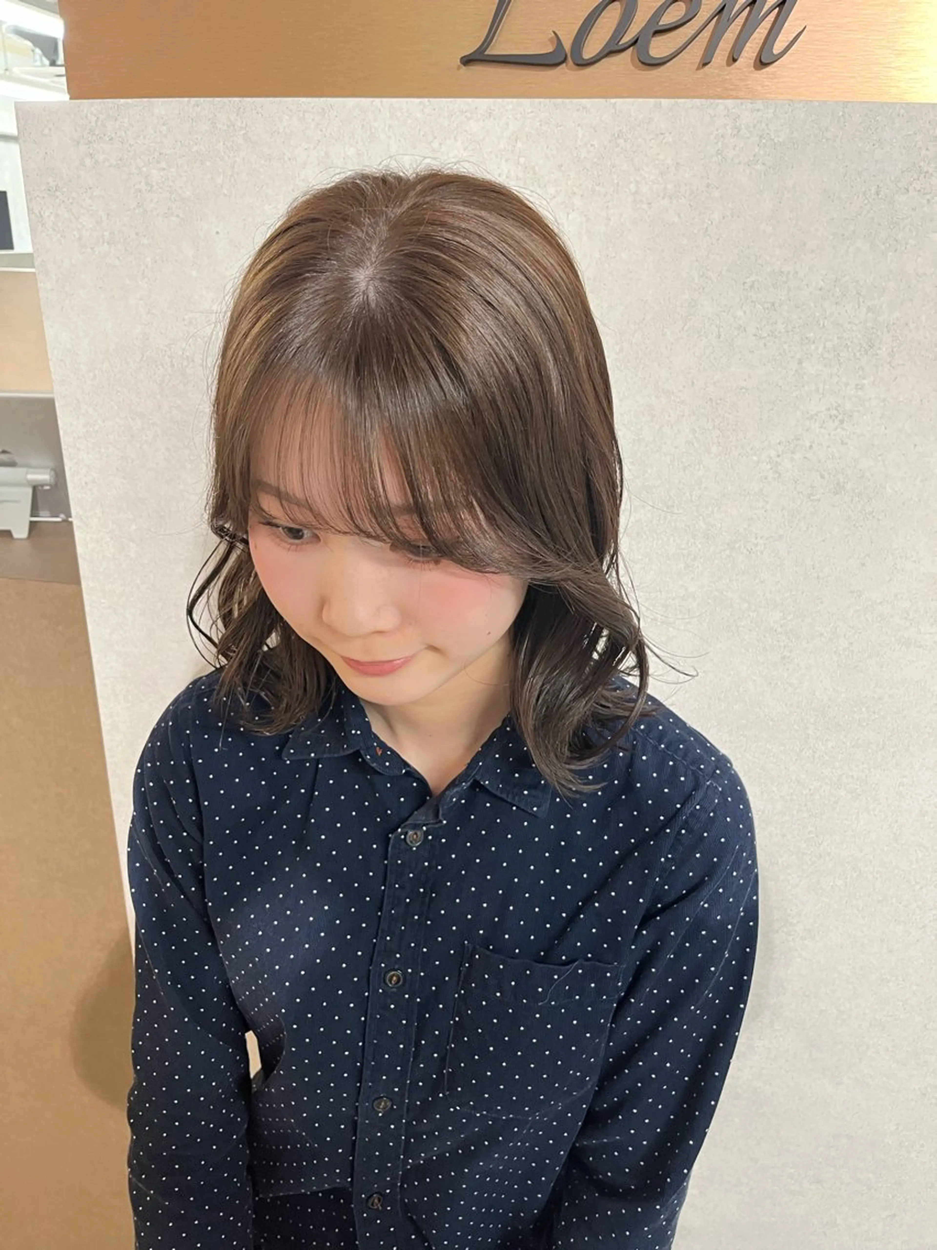 ミディアム カラー ベージュカラー オリーブベージュ anon Loemのヘアスタイル