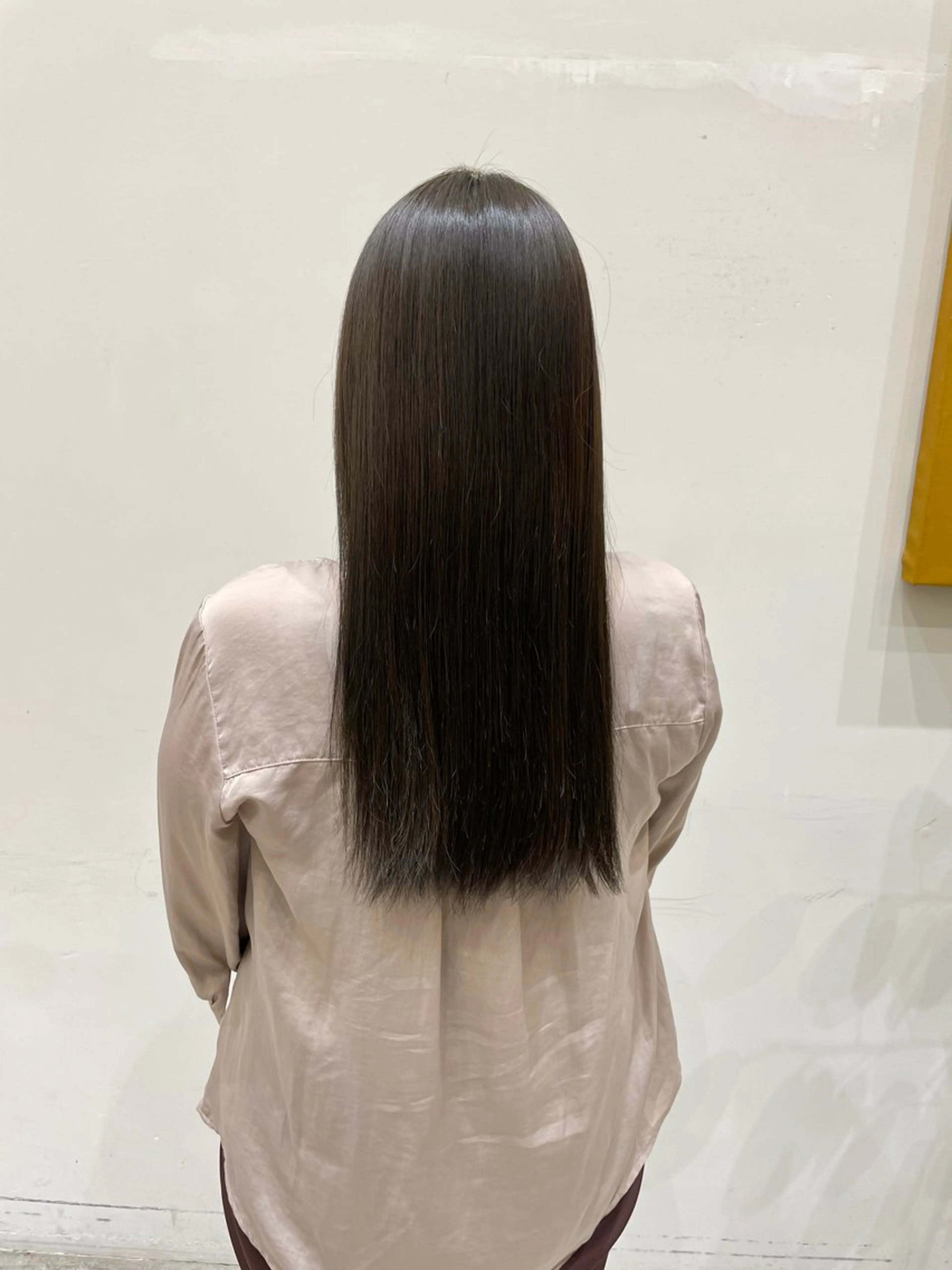 ロング カラー ベージュカラー オリーブベージュ COQOO ORGANIC所属・三宅 瑠偉のヘアスタイル