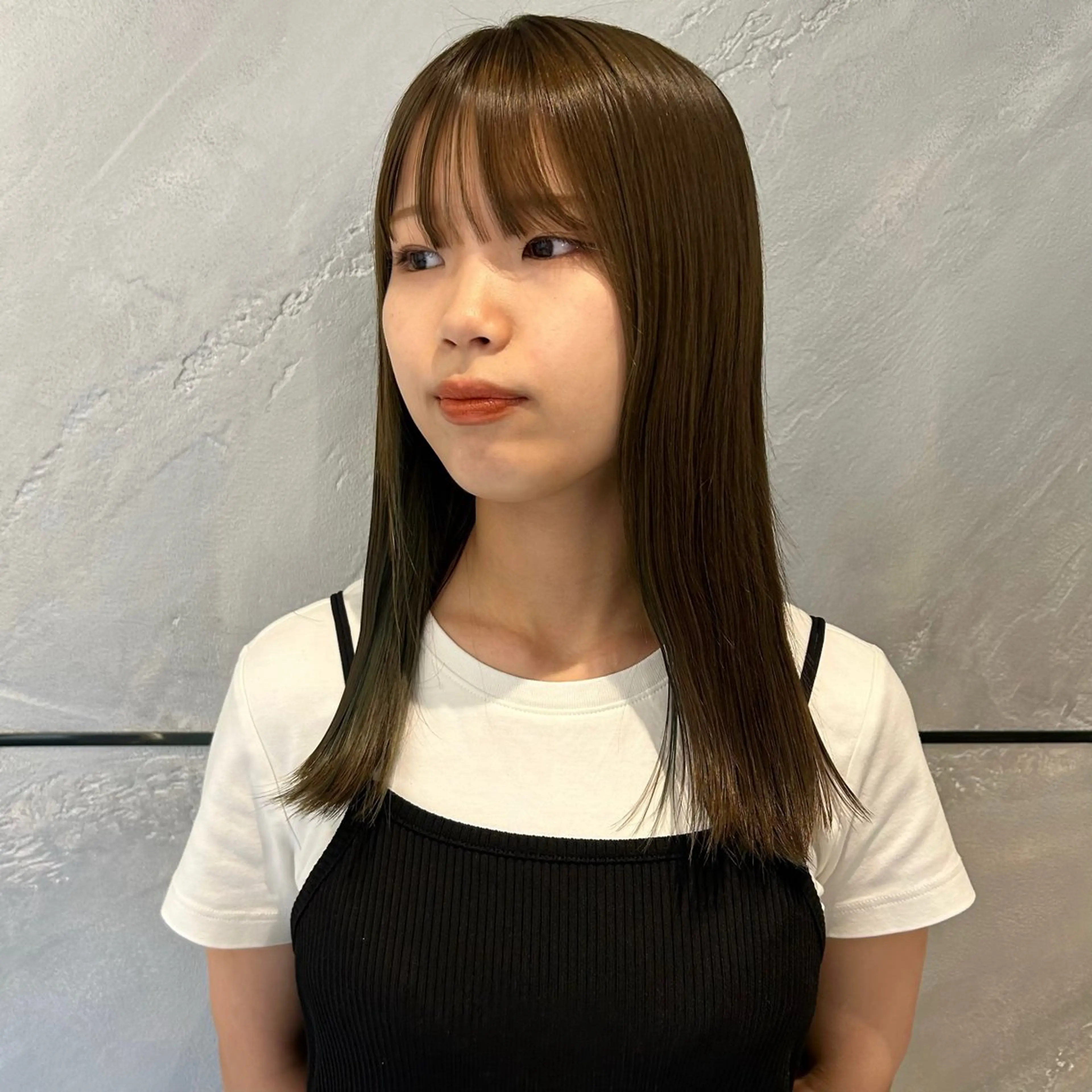 セミロング カラー ブリーチ オリーブカラー 河村 さえのヘアスタイル