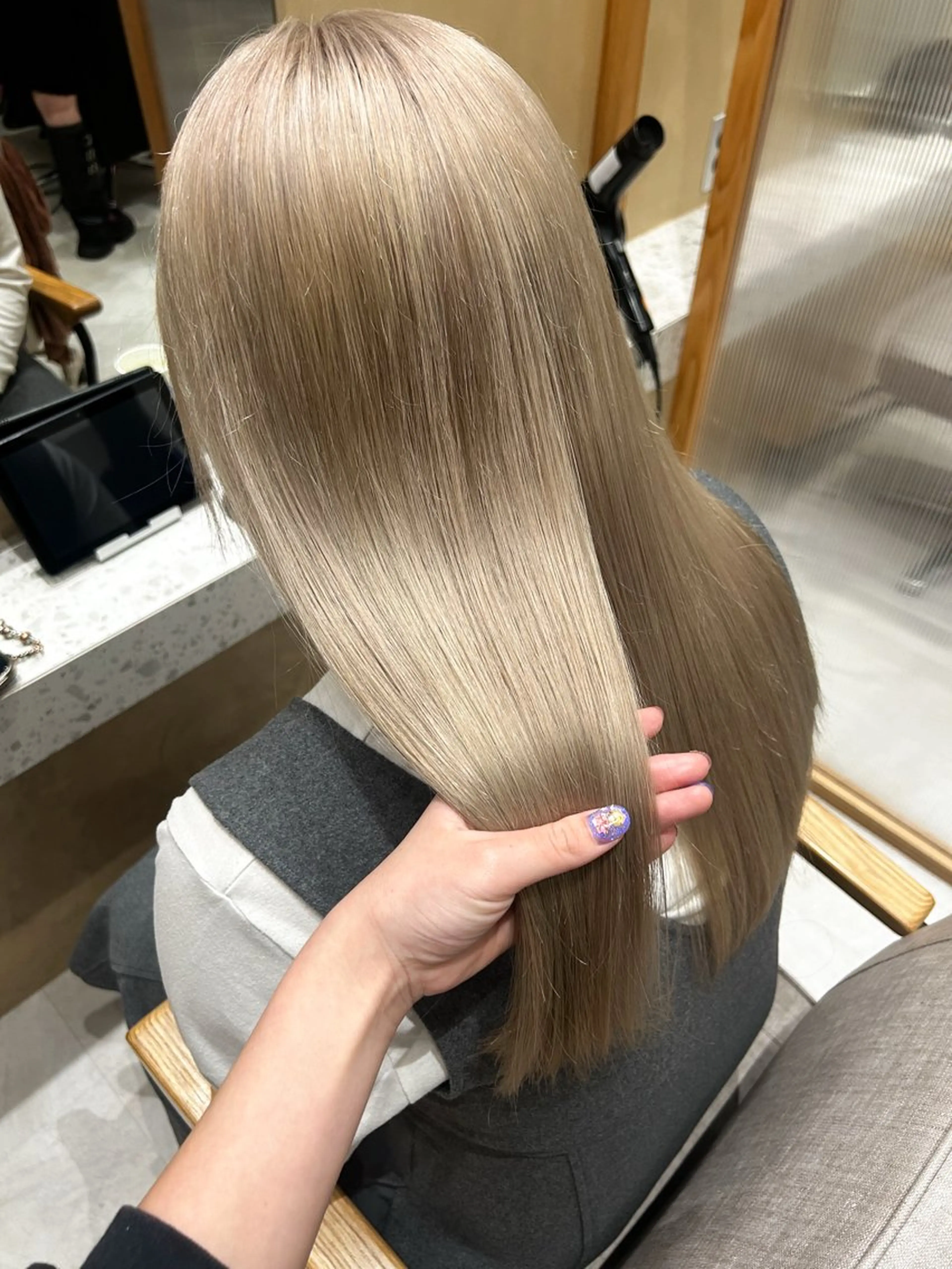 ロング カラー ベージュカラー ブリーチ ミルクティーベージュ ホワイトミルクティーベージュ カット ヘアカラー メンズ特化美容師👾 チカのヘアスタイル