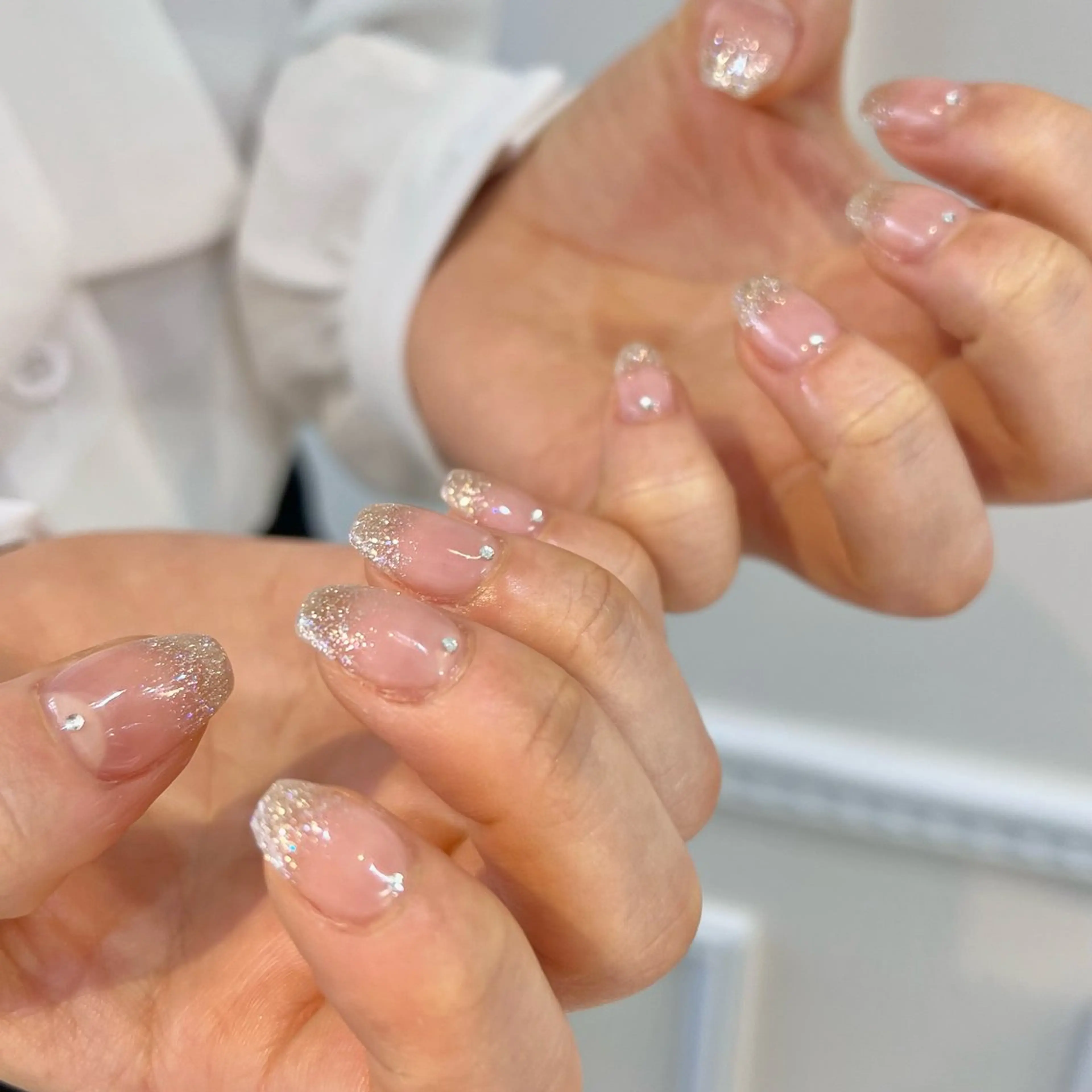 ネイル グラデーション ラメ(グリッター) ラメグラデーション ストーンネイル ハンドネイル 🎀チーク/ちゅるん 🫧chisa🎀のネイルデザイン