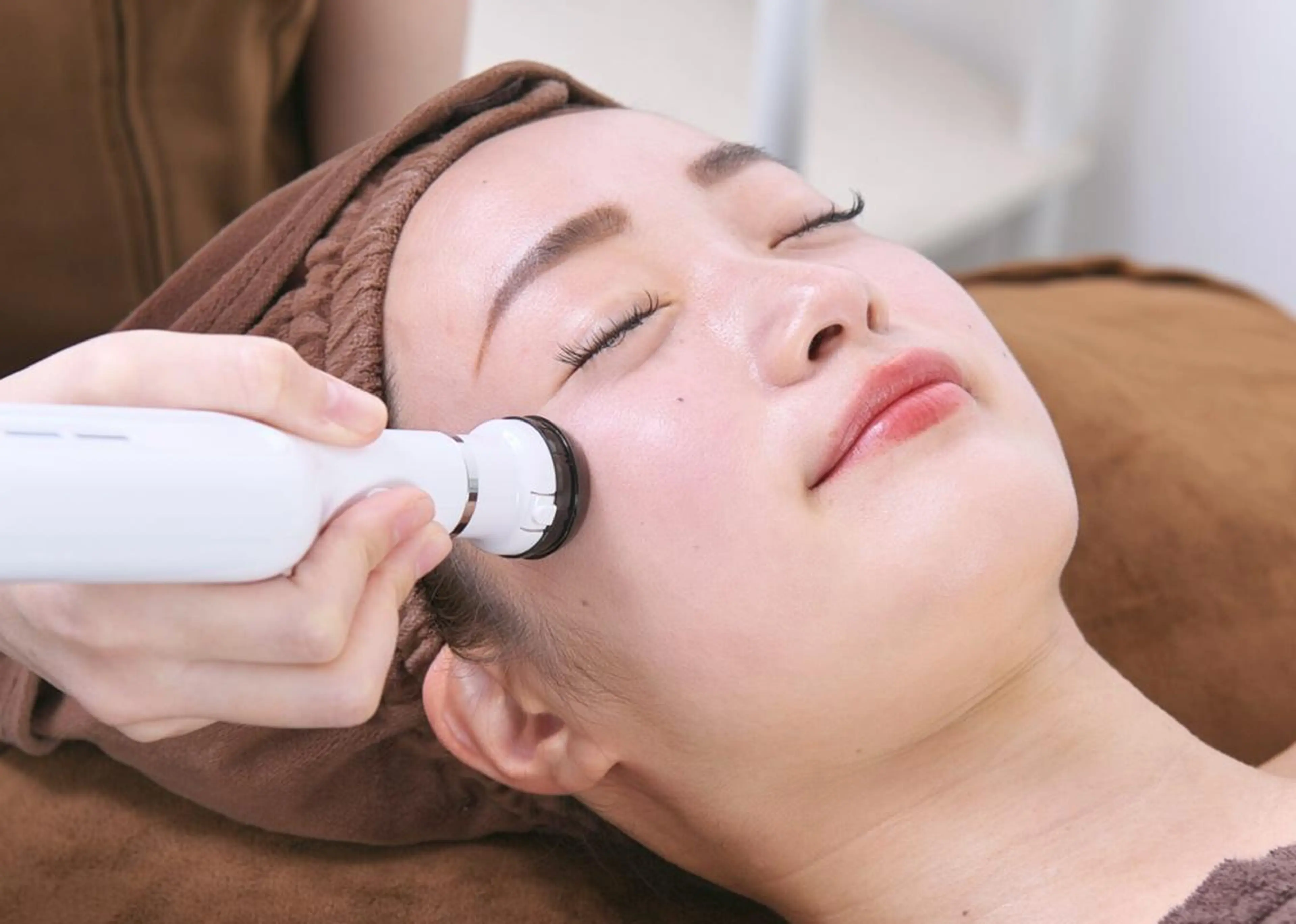 エステでは叶わない【小じわ集中ケア】プラズマ＋塗るボトックス&レチノールの写真