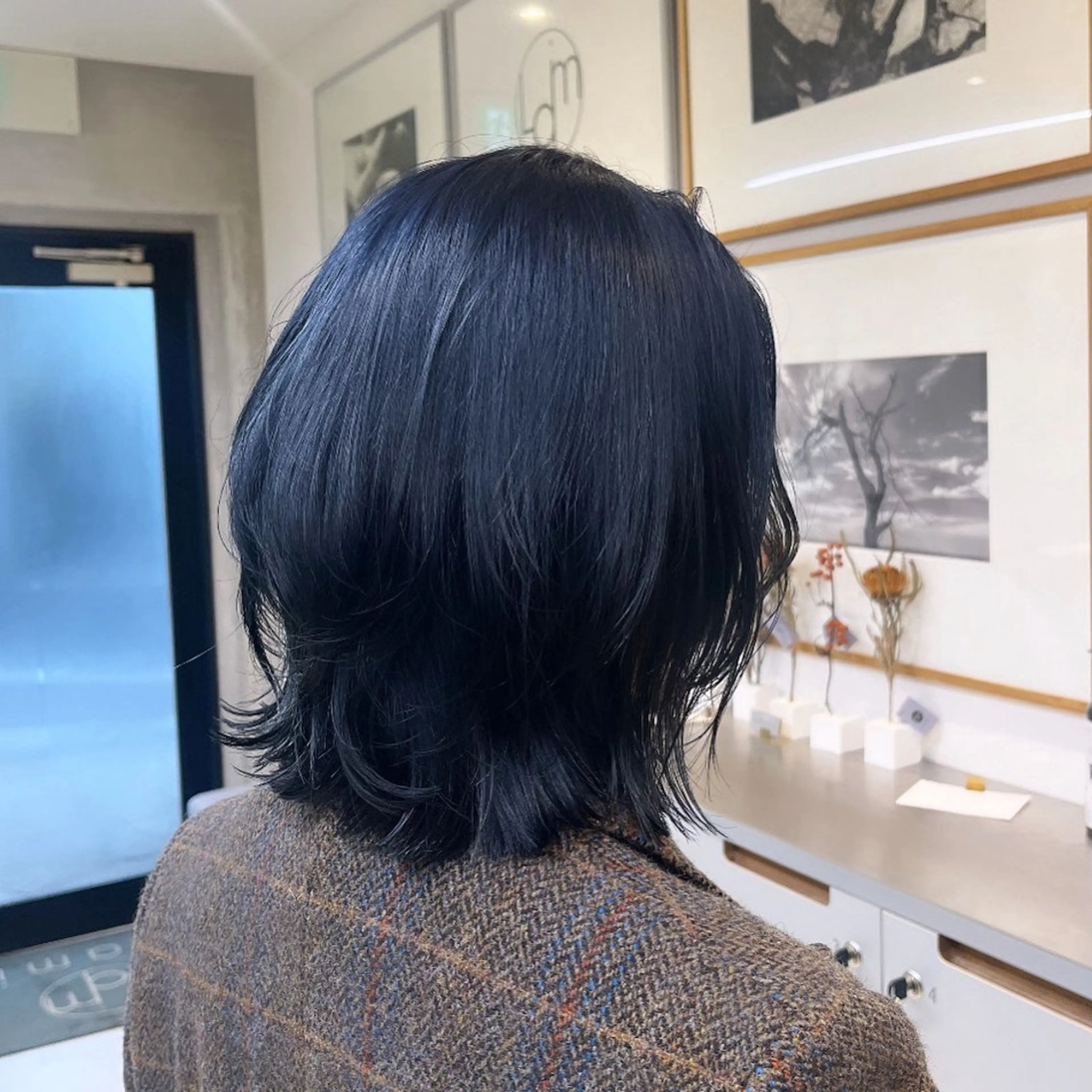 ミディアム カラー 黒髪 ブルーカラー ブルーブラック ブルージュ 韓国風カラー ヘアカラー トリートメント ヘッドスパ ヘアセット カジュアルを女っぽく 𝗮𝘆𝗮𝗰𝗼のヘアスタイル