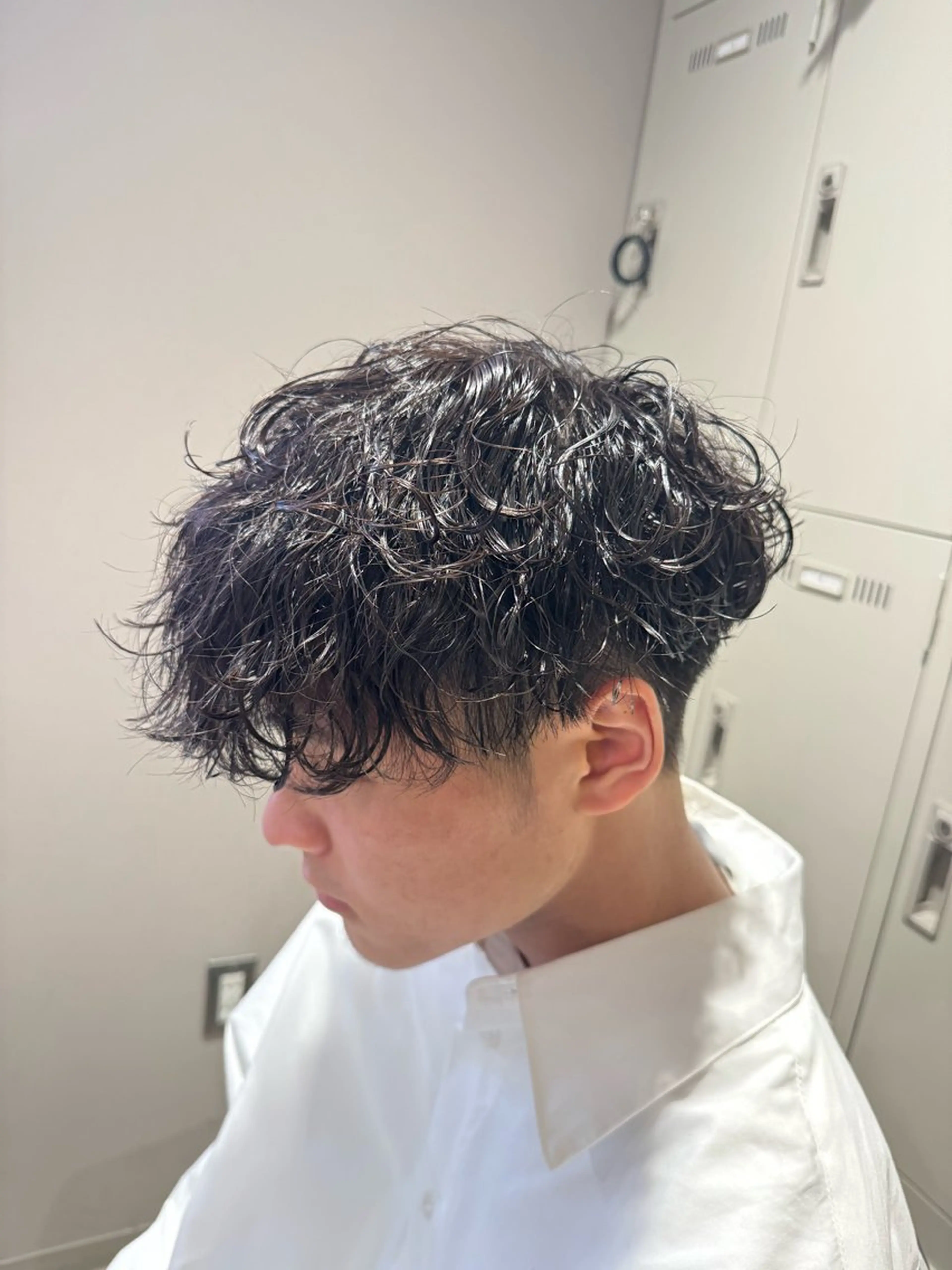 ミディアム パーマ ヘアアレンジ メンズ ミディアムパーマ メンズパーマ 波巻きパーマ 顔まわりカット の達人のヘアスタイル