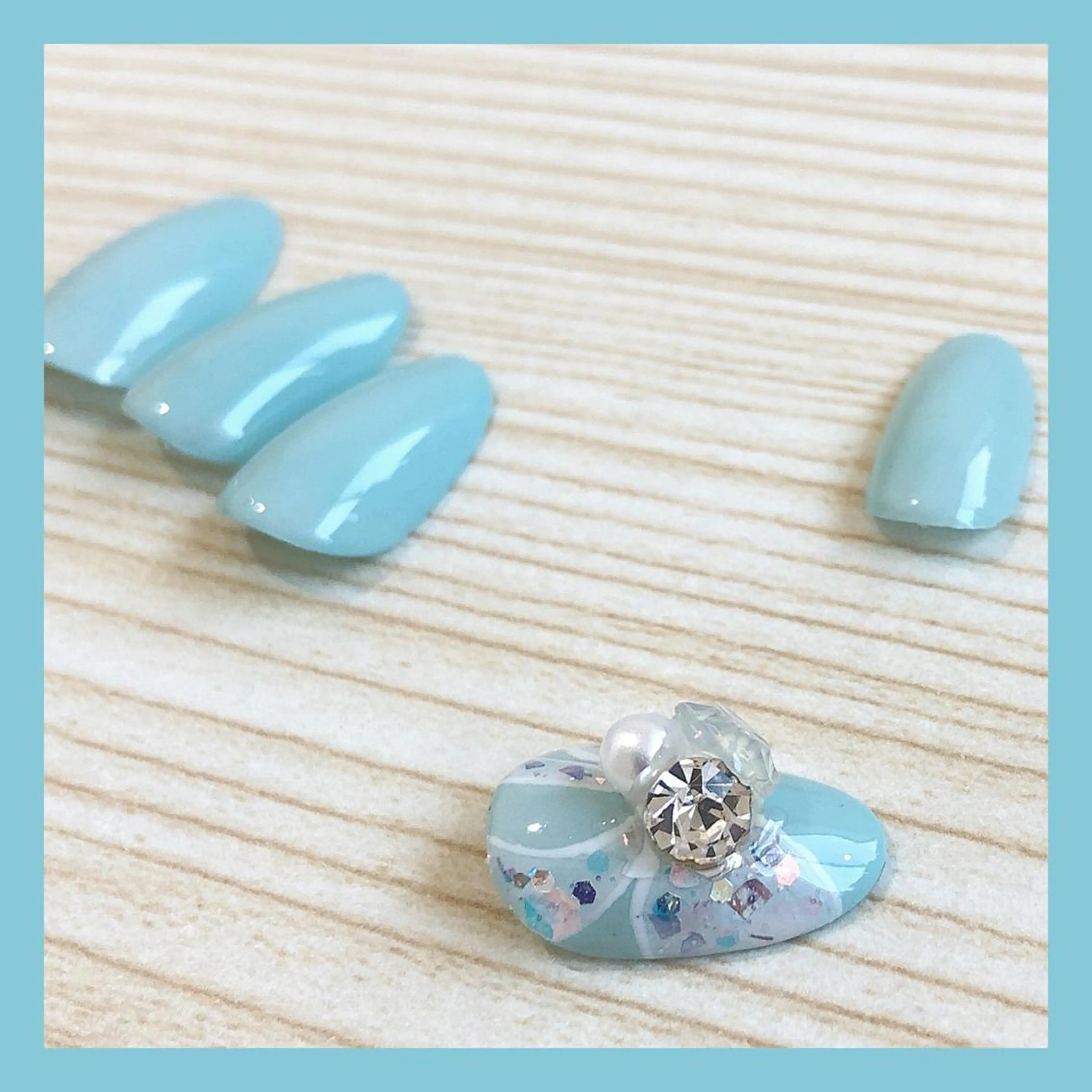 ネイル ブルー リボン ストーンネイル おうちのネイルサロン　konpeiTou〜こんぺいとう〜所属・おうちのネイルサロン KonpeiTouのネイルデザイン