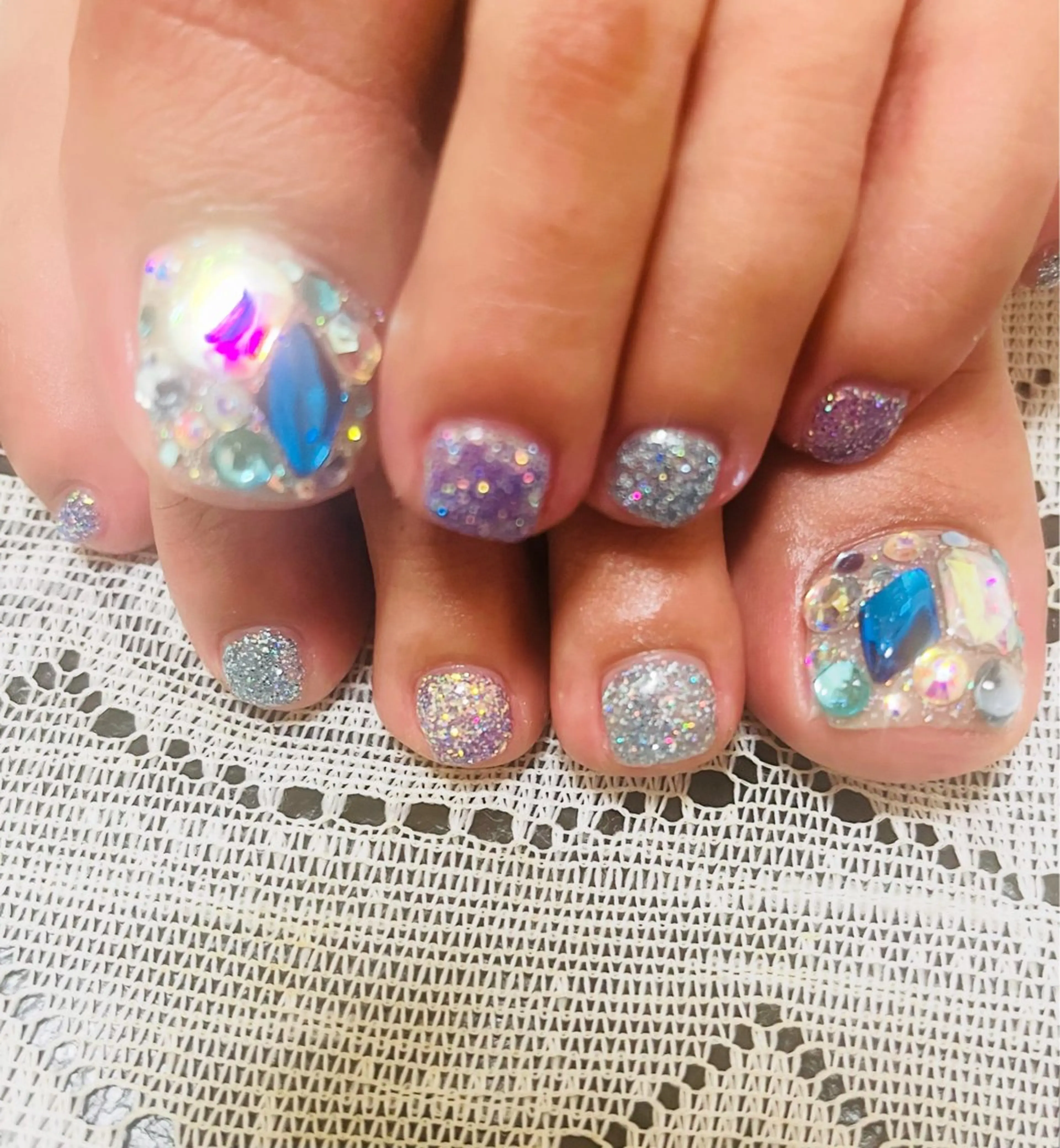 ネイル フットネイル ラメ(グリッター) ストーンネイル 夏ネイル Felice所属・ベテランネイル cnc  nailのネイルデザイン