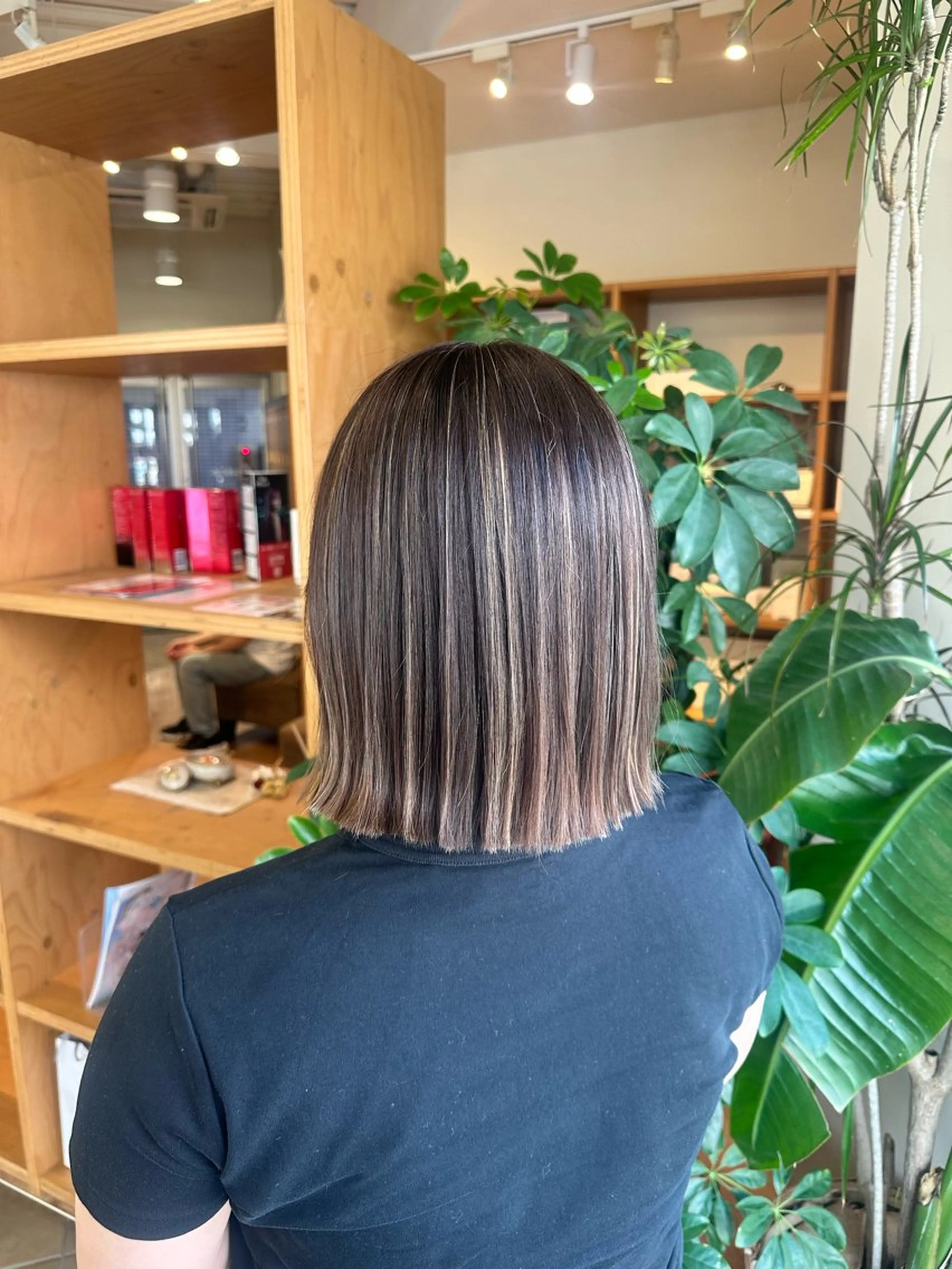 ショート カラー 切りっぱなしボブ ハイライトカラー ボブ ハイライト カット ヘアカラー ブリーチカラー/ わきたちえ🌻のヘアスタイル