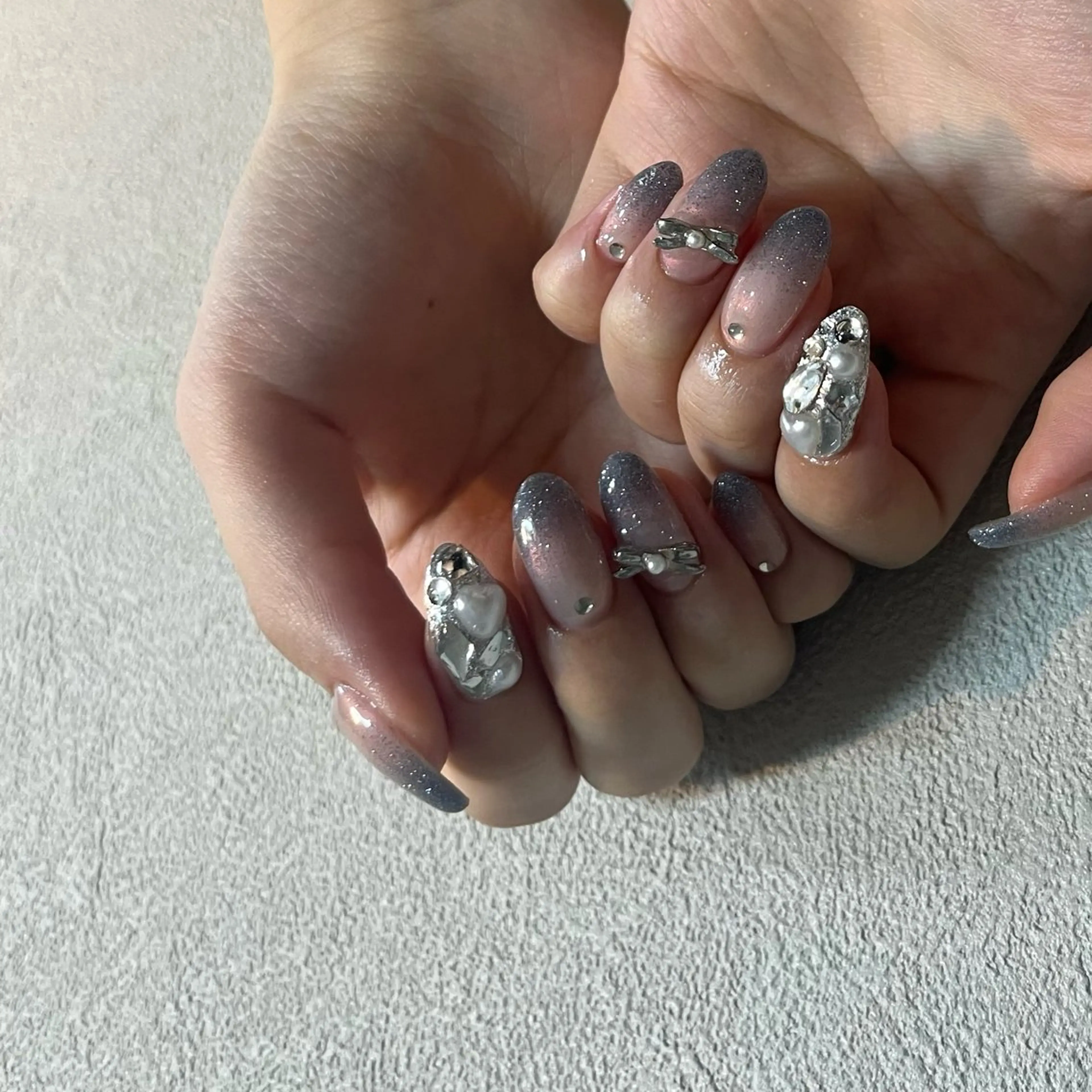 ネイル グラデーション キラキラネイル ラメ(グリッター) ラメグラデーション 水色 ハンドネイル ハンドケア 🎀NAIL🎀 AI🪄︎︎◝✩のネイルデザイン