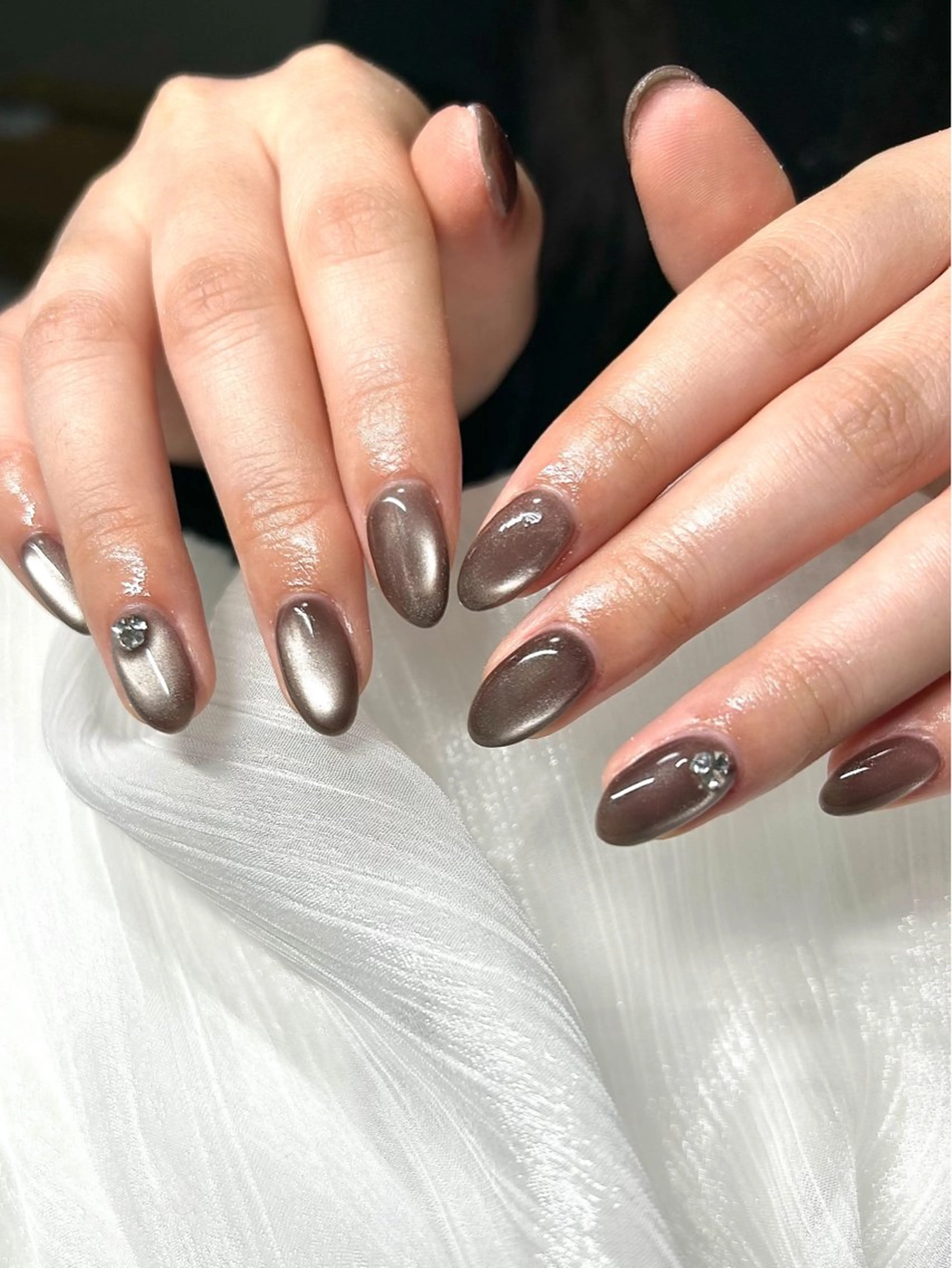 ネイル ブラウン オフィスネイル シンプルネイル ストーンネイル ハンドネイル atelier nail studio所属・atelier nailstudioのネイルデザイン