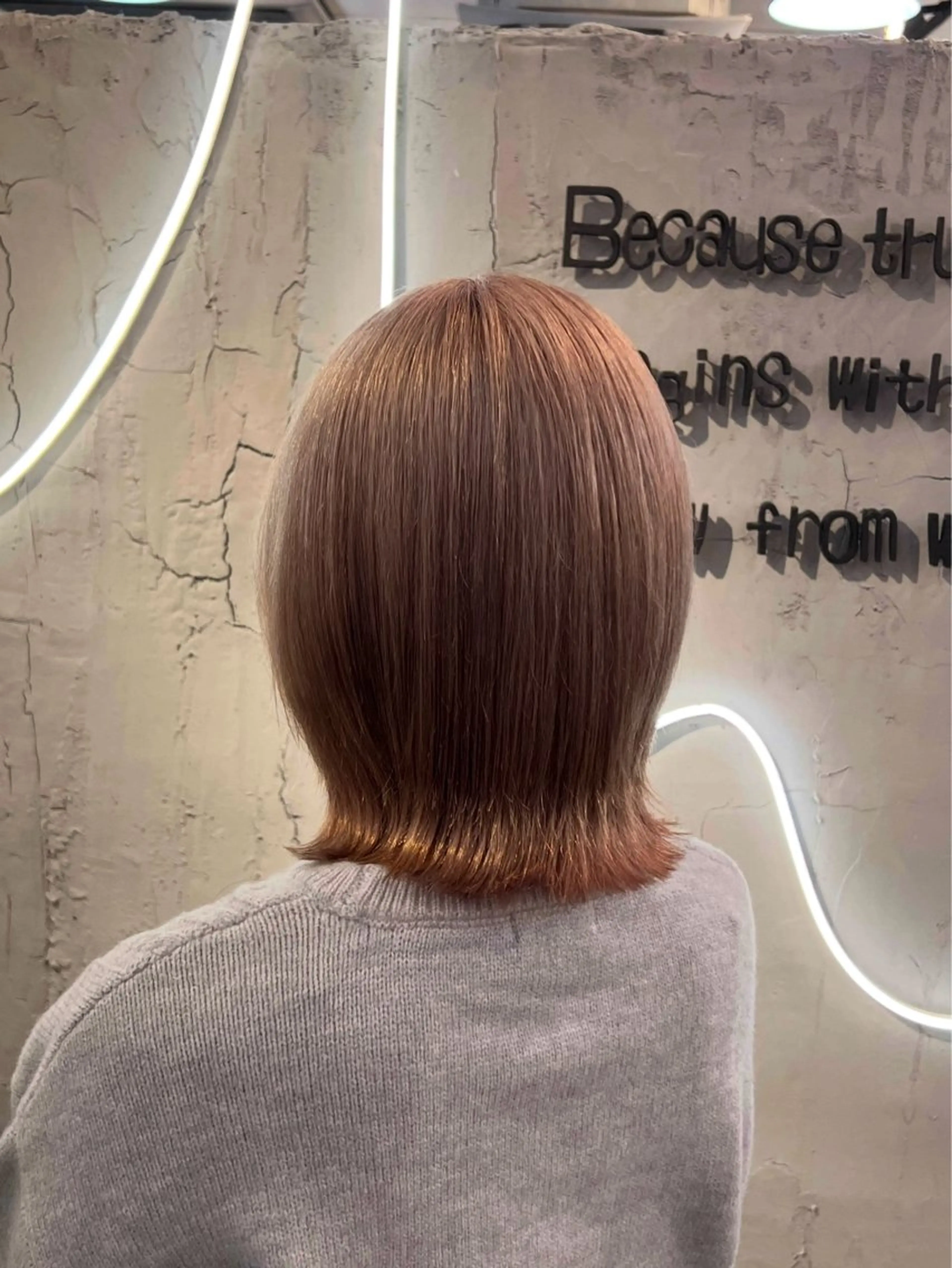 ショート カラー ベージュカラー ボブ 外ハネヘア カット ヘアカラー トリートメント いぐち しょうた🫧 ブリーチカラー🫧のヘアスタイル