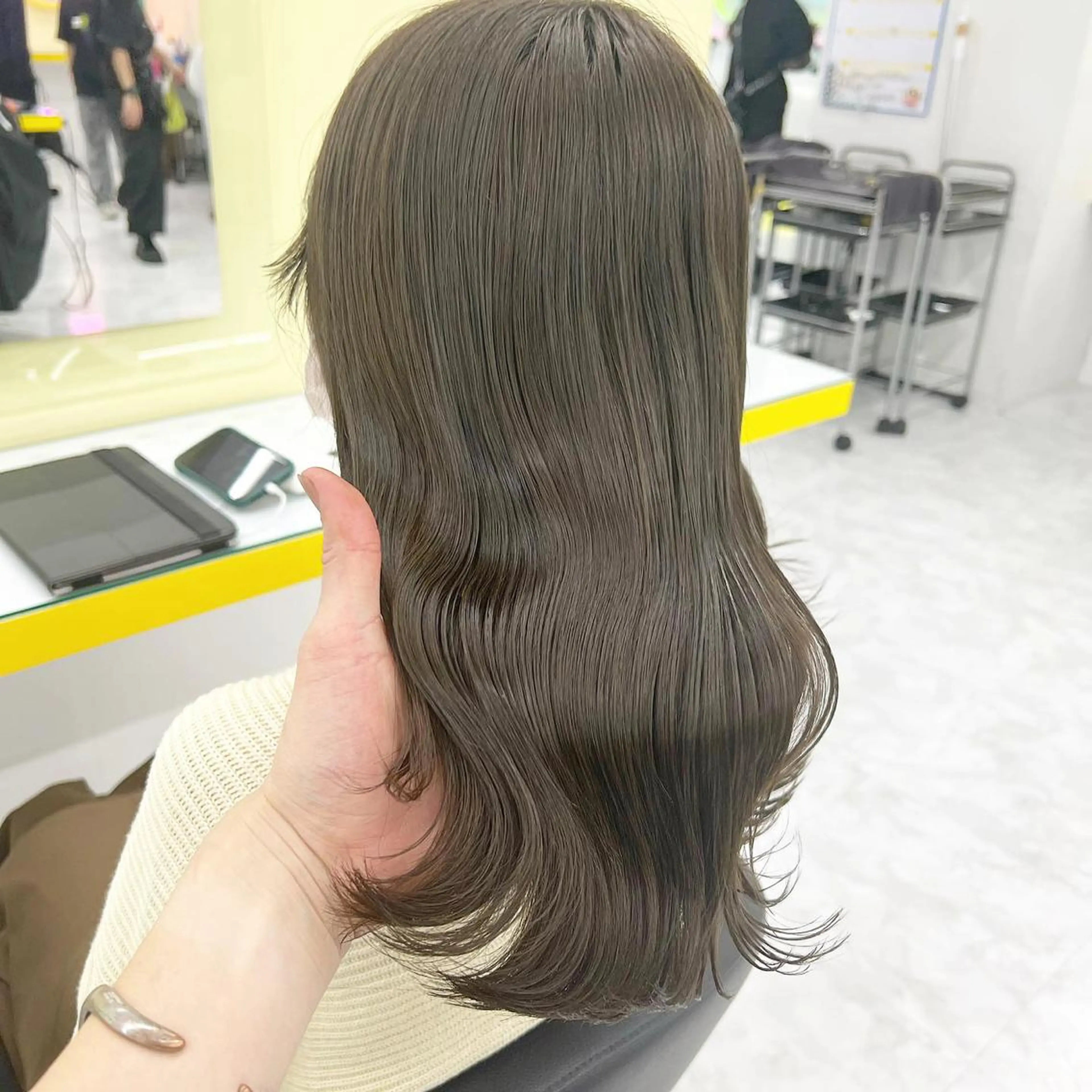 セミロング パーマ ヘアアレンジ メンズ マツエク・マツパ アイブロウ カット ヘアカラー トリートメント ヘッドスパ ヘアセット 韓国風ベージュ🤎 赤みなし🌿横浜🤎のヘアスタイル