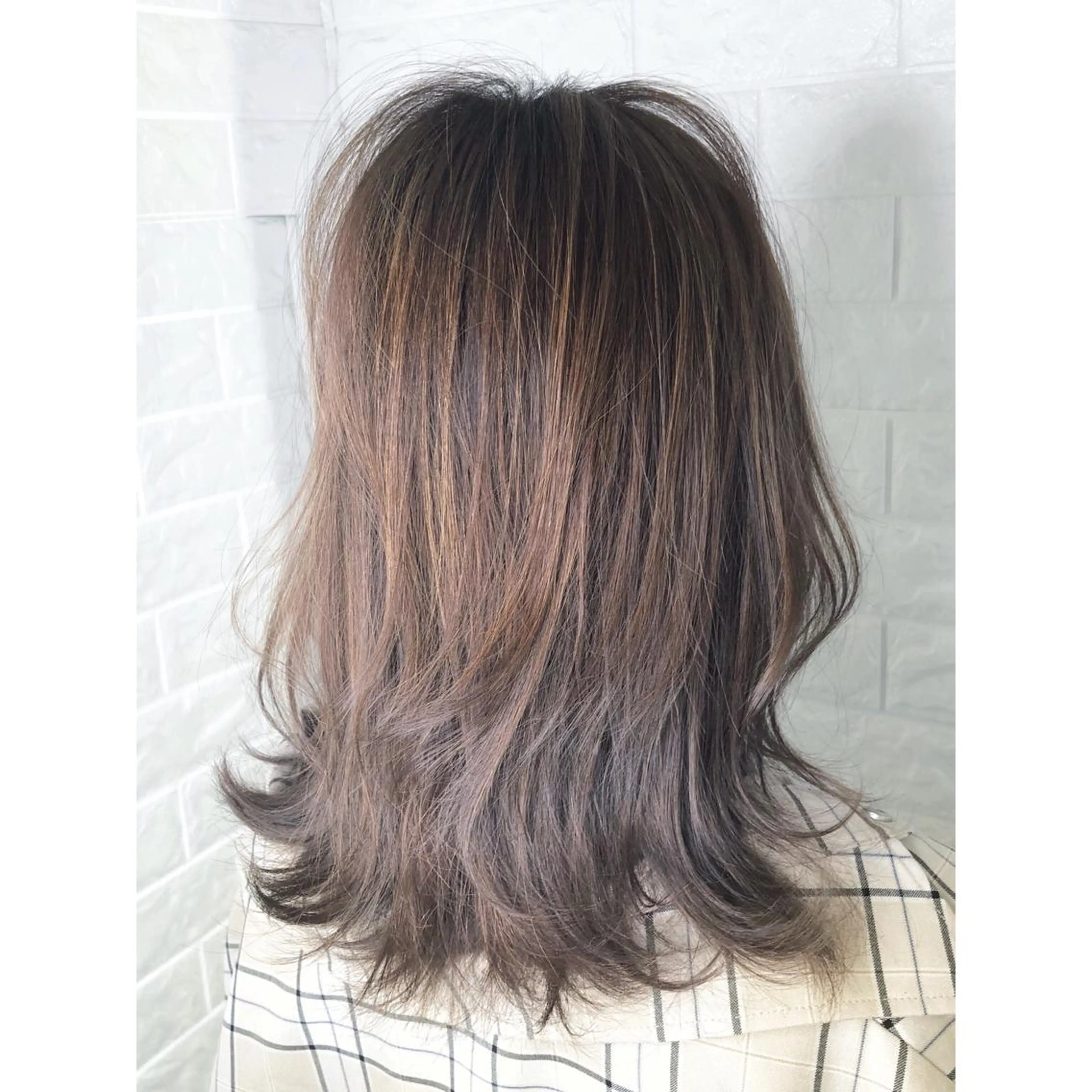 ミディアム カラー ベージュカラー ブリーチ ブラウンカラー ブラウンベージュ 透明感カラー KIZU 髪質改善 オカルト怪談のヘアスタイル