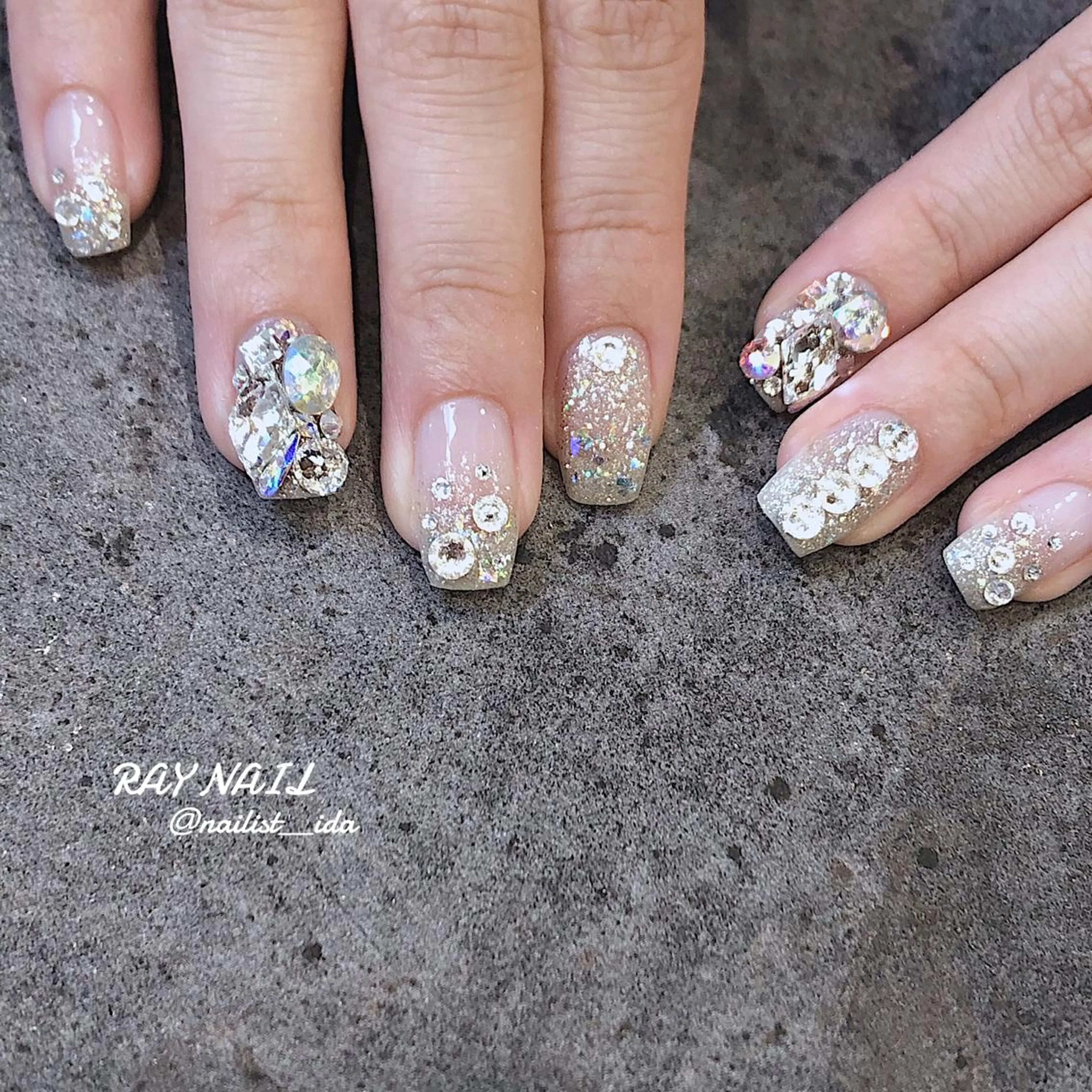 ネイル ストーンネイル Arowa 伊田のネイルデザイン