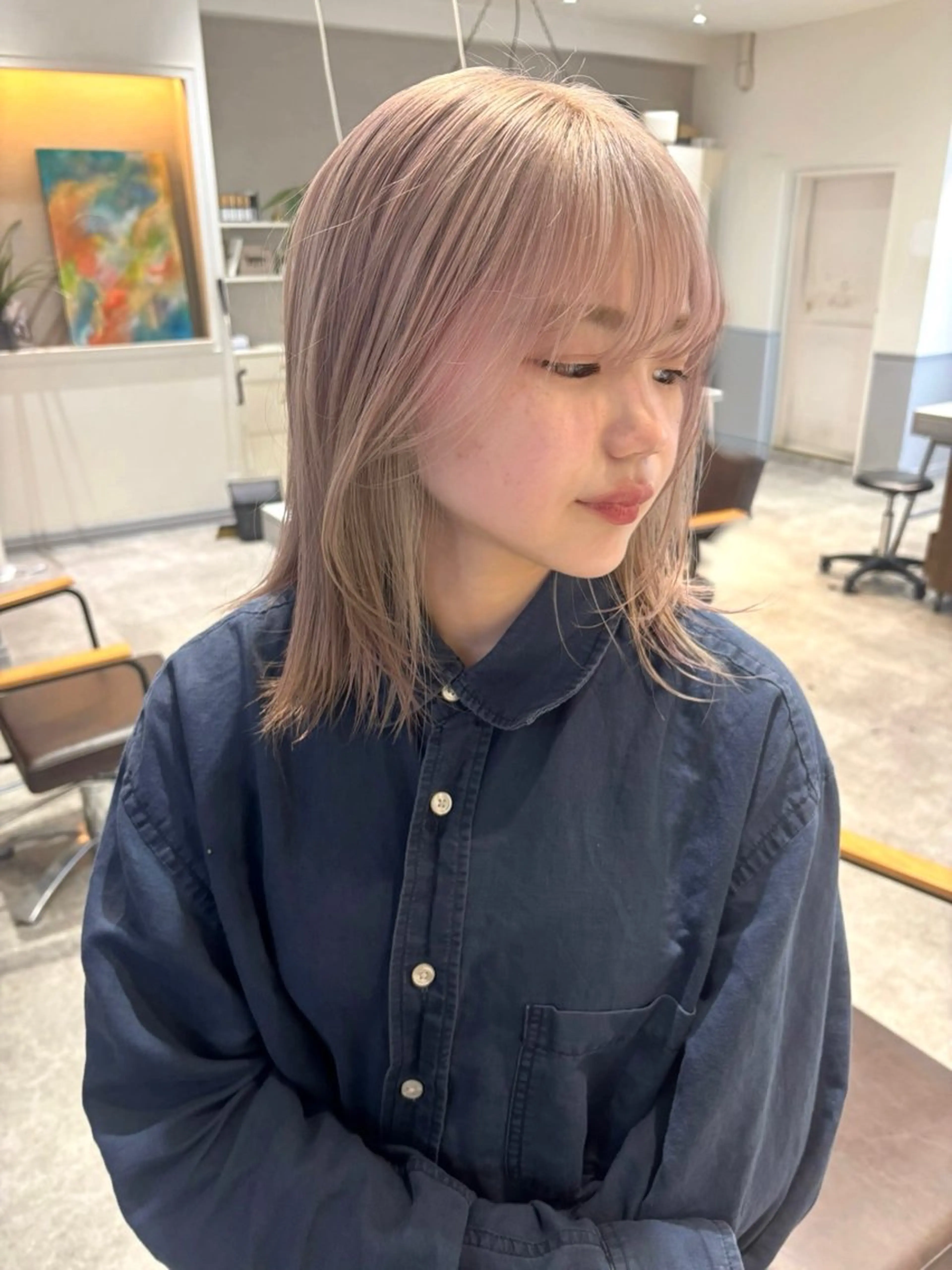 ミディアム カット ヘアカラー トリートメント ｍｏｍｏ/ ハイトーン/ベージュのヘアスタイル