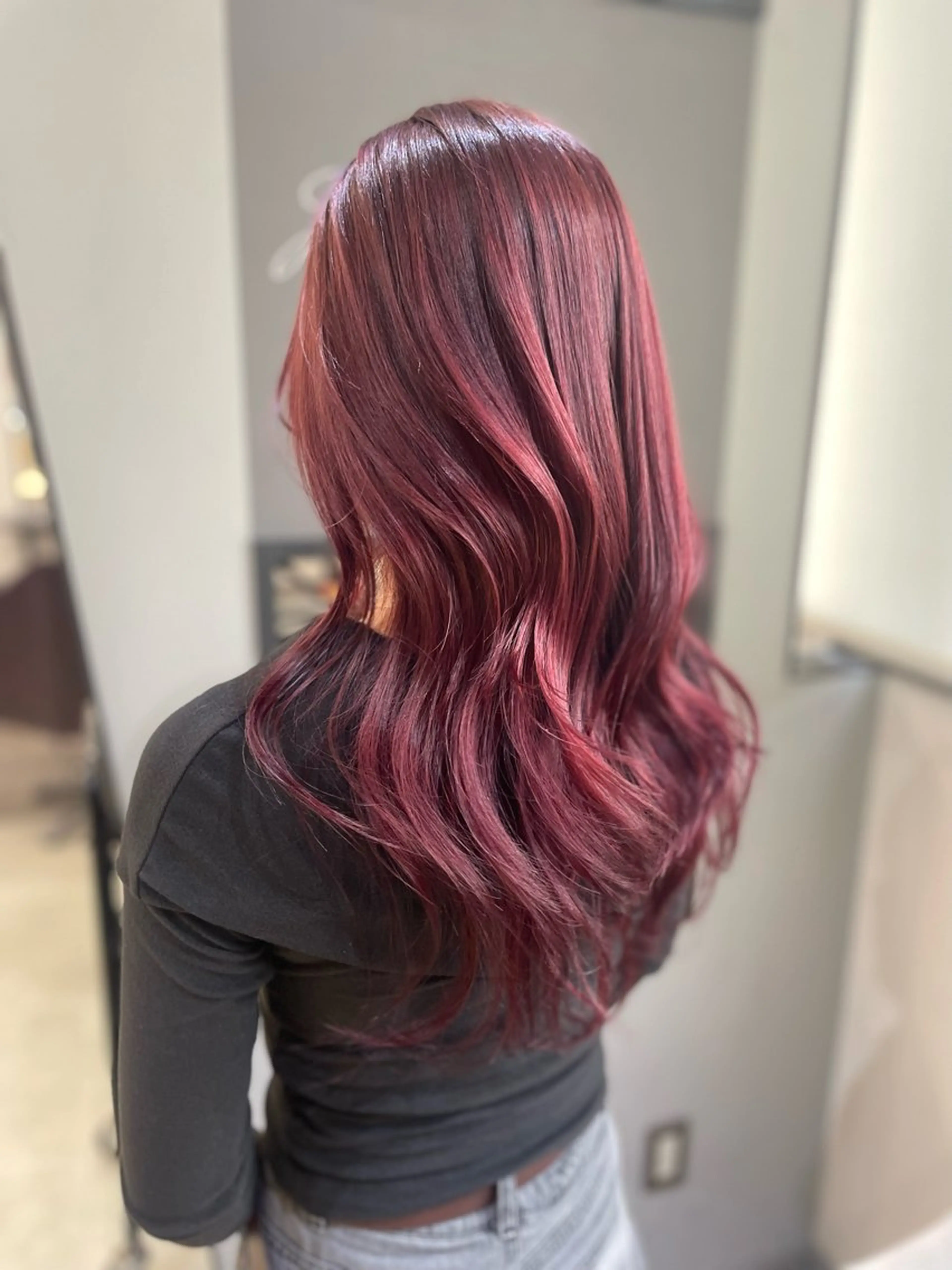 セミロング カラー レッドカラー AIRI layer cut hairのヘアスタイル