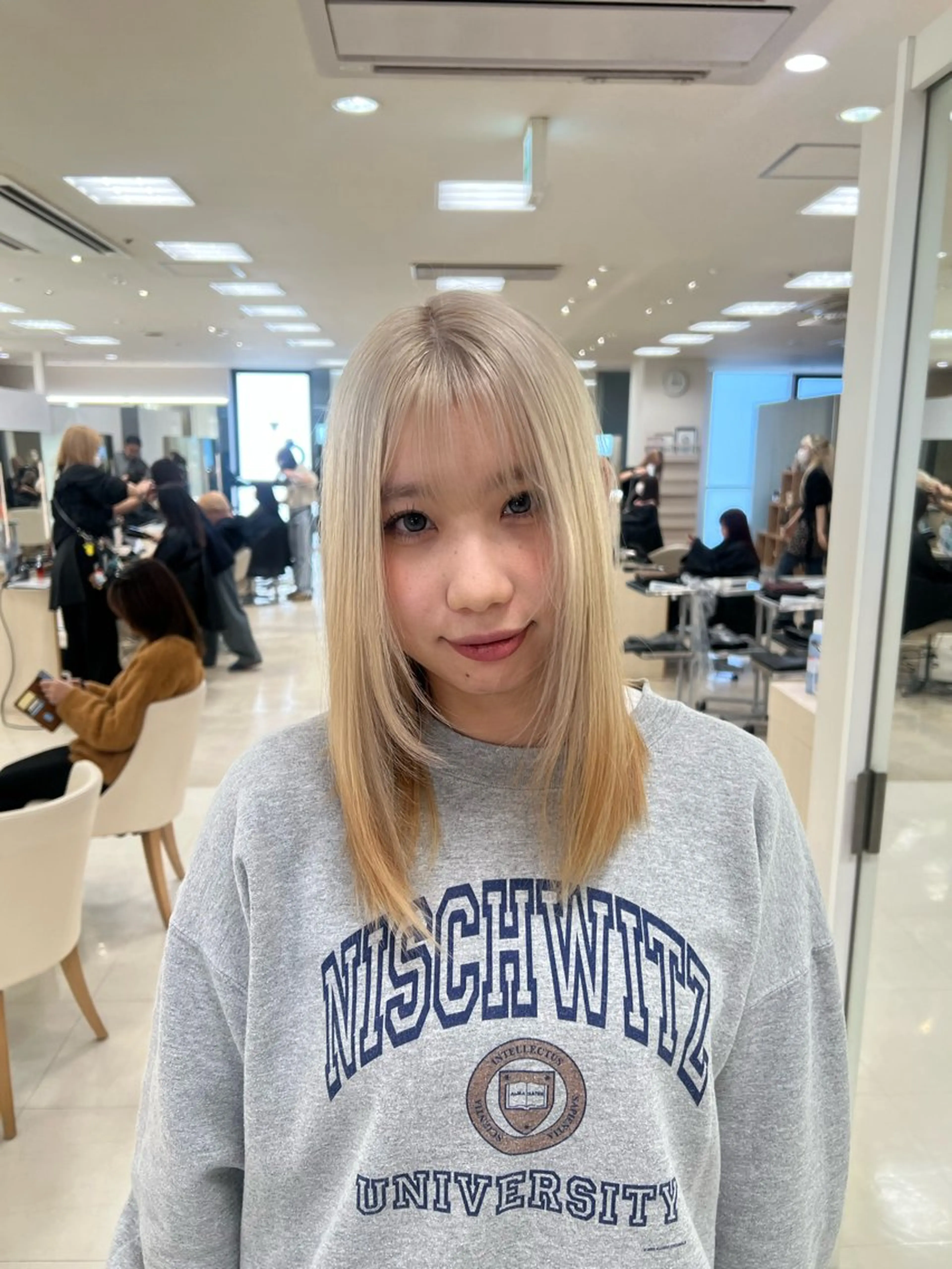 ミディアム カラー ベージュカラー ブリーチ ミルクティーベージュ ホワイトミルクティーベージュ ヘアカラー トリートメント ヘアセット ハイトーン/ウルフ /レイヤー/坂野幸伸のヘアスタイル