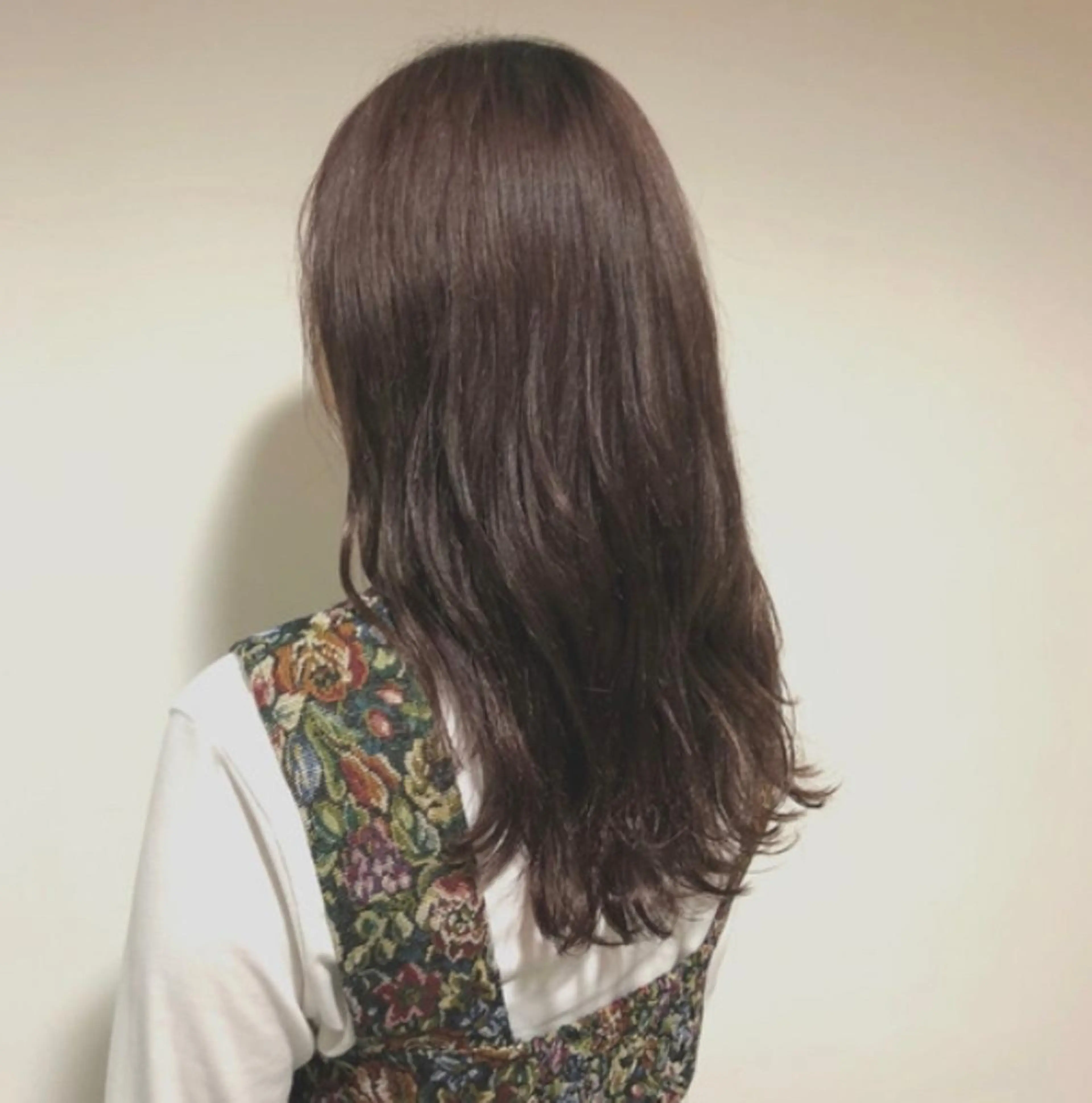 ロング カラー グレージュ ラベンダーカラー ラベンダーグレージュ ラベンダーグレー 傷ませない縮毛矯正／ 吉岡 美江のヘアスタイル