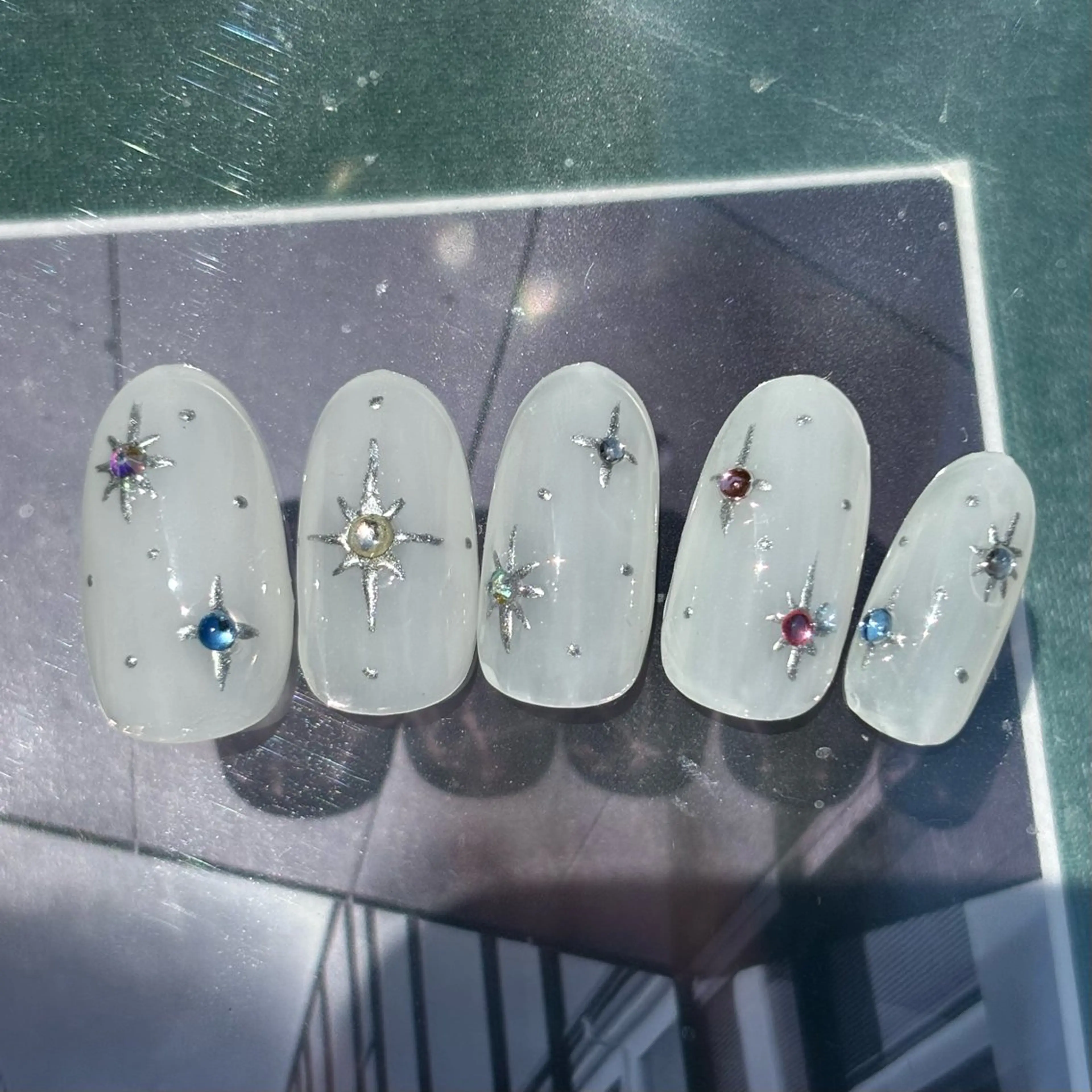 ネイル キラキラネイル ストーンネイル ホワイト ease所属・ease (イーズ)のネイルデザイン