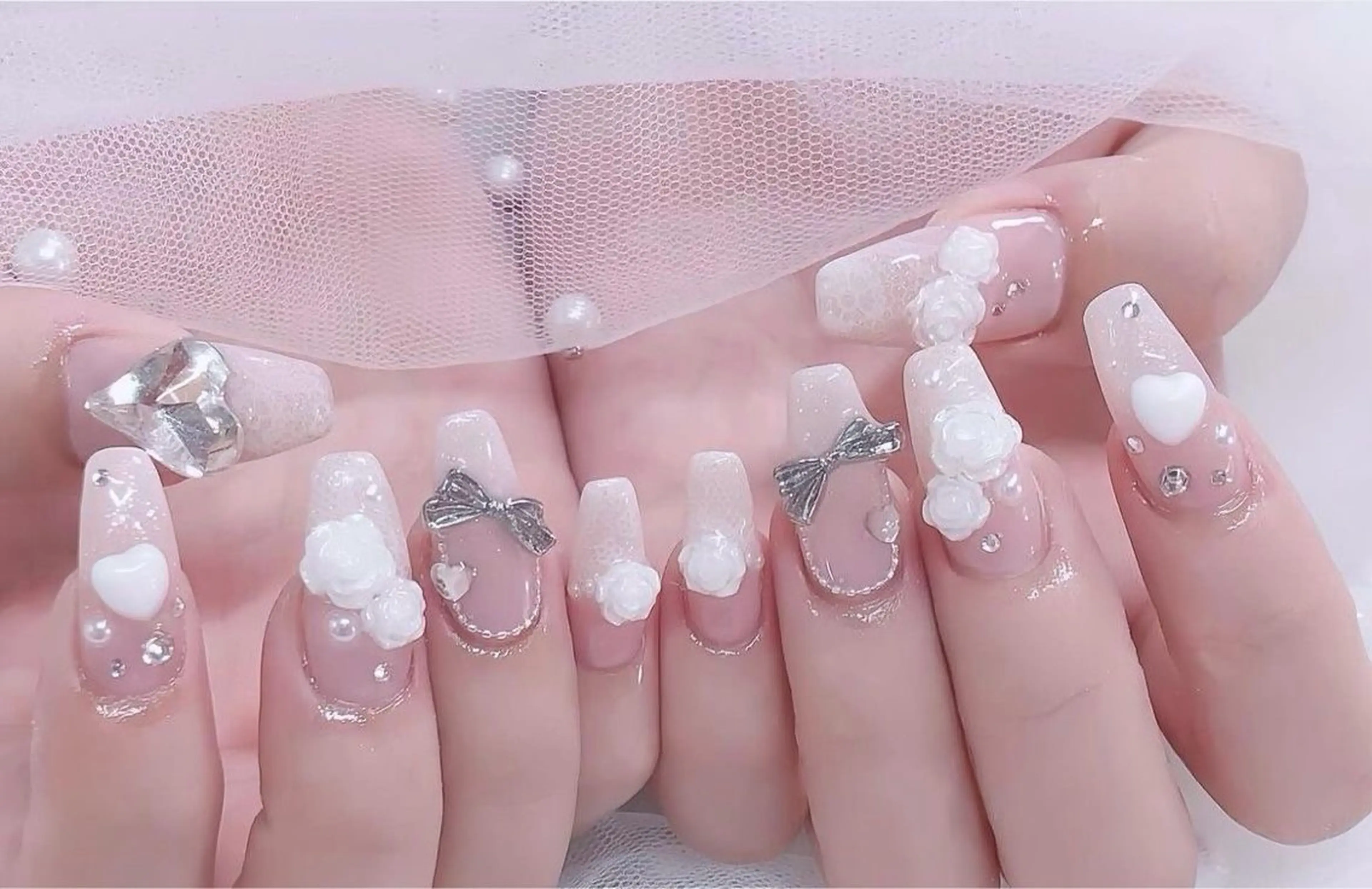 ネイル マグネットネイル ピンク ネイルチップ 冬ネイル クリスマス ハンドネイル Lee Nailsのネイルデザイン