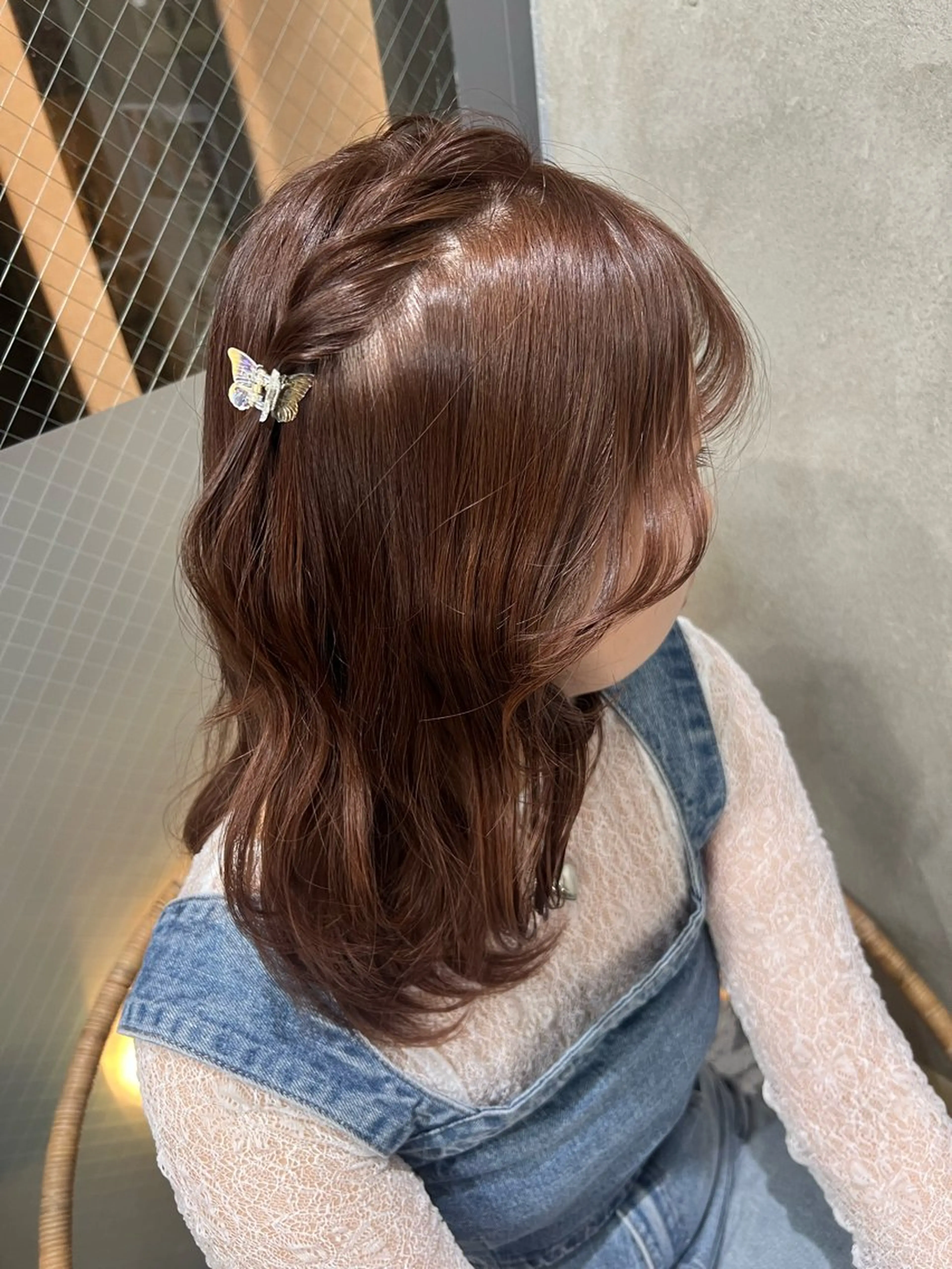 ミディアム カット ヘアカラー トリートメント maya レイヤーカットのヘアスタイル