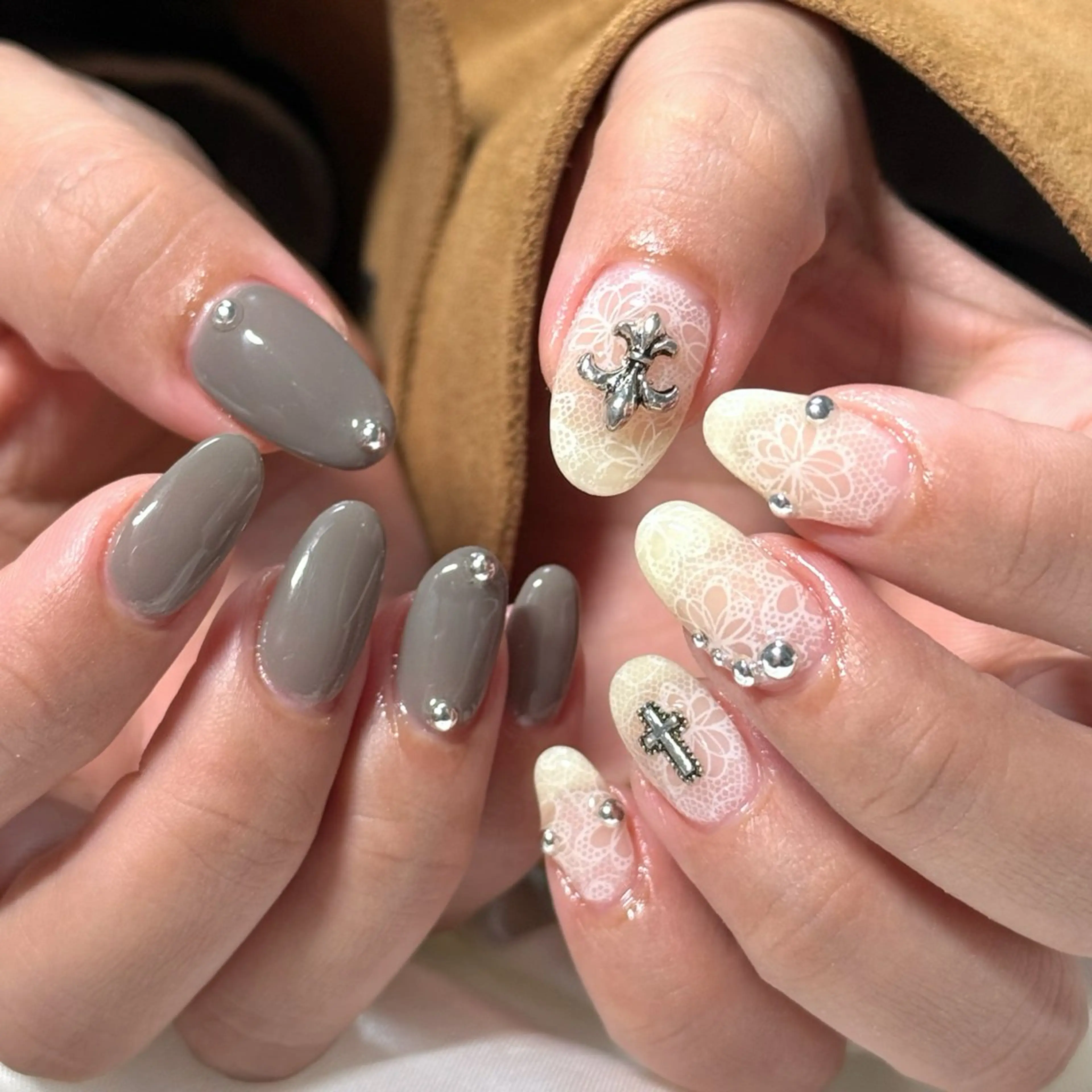 ネイル クリアネイル レース シルバー ハンドネイル OKIKA所属・【OKIKA】 らん🦖🌈🧡のマツエク・マツパデザイン