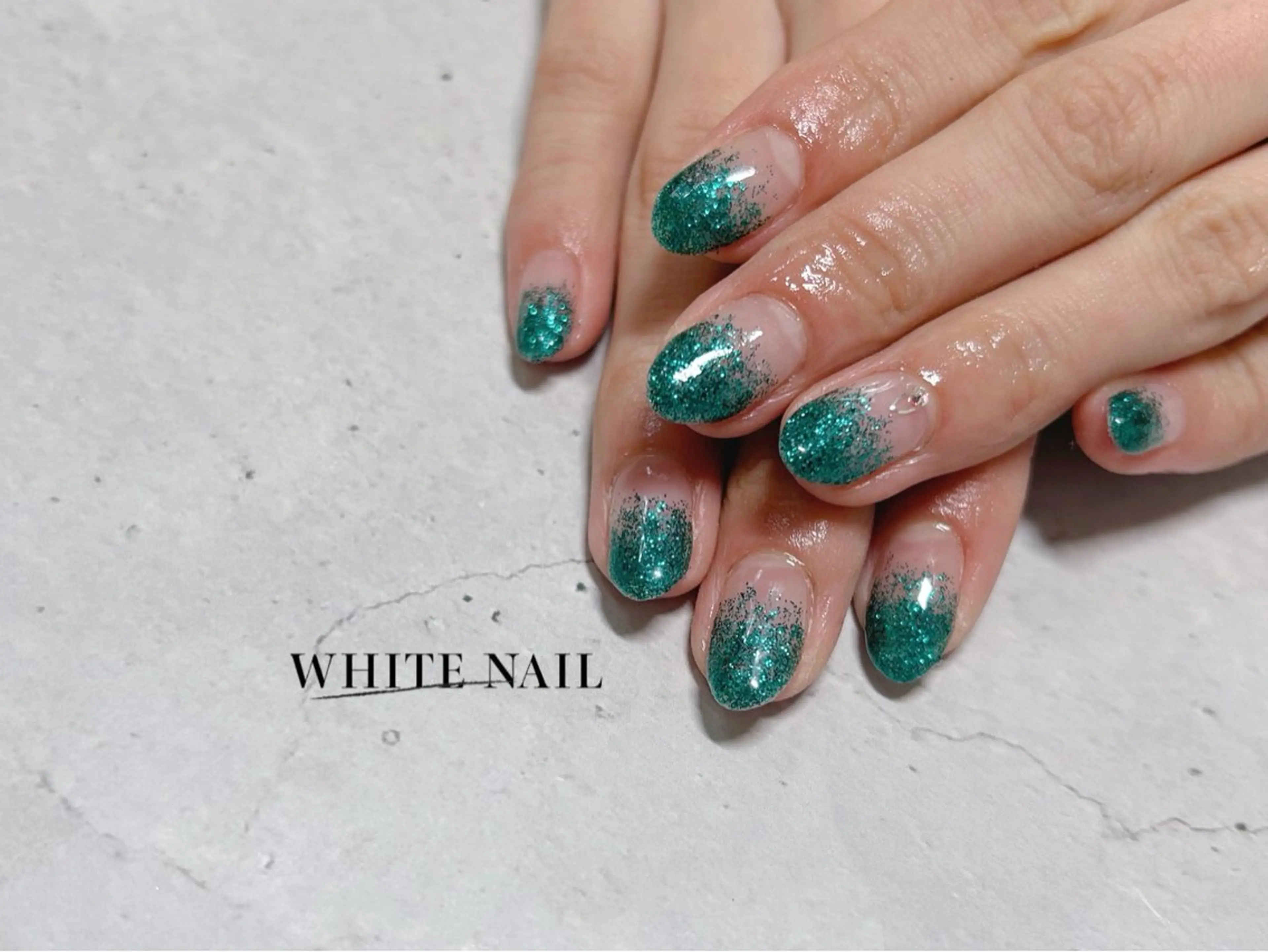 ネイル グラデーション ラメ(グリッター) ラメグラデーション ハンドネイル WHITE NAIL ホワイトネイルのネイルデザイン