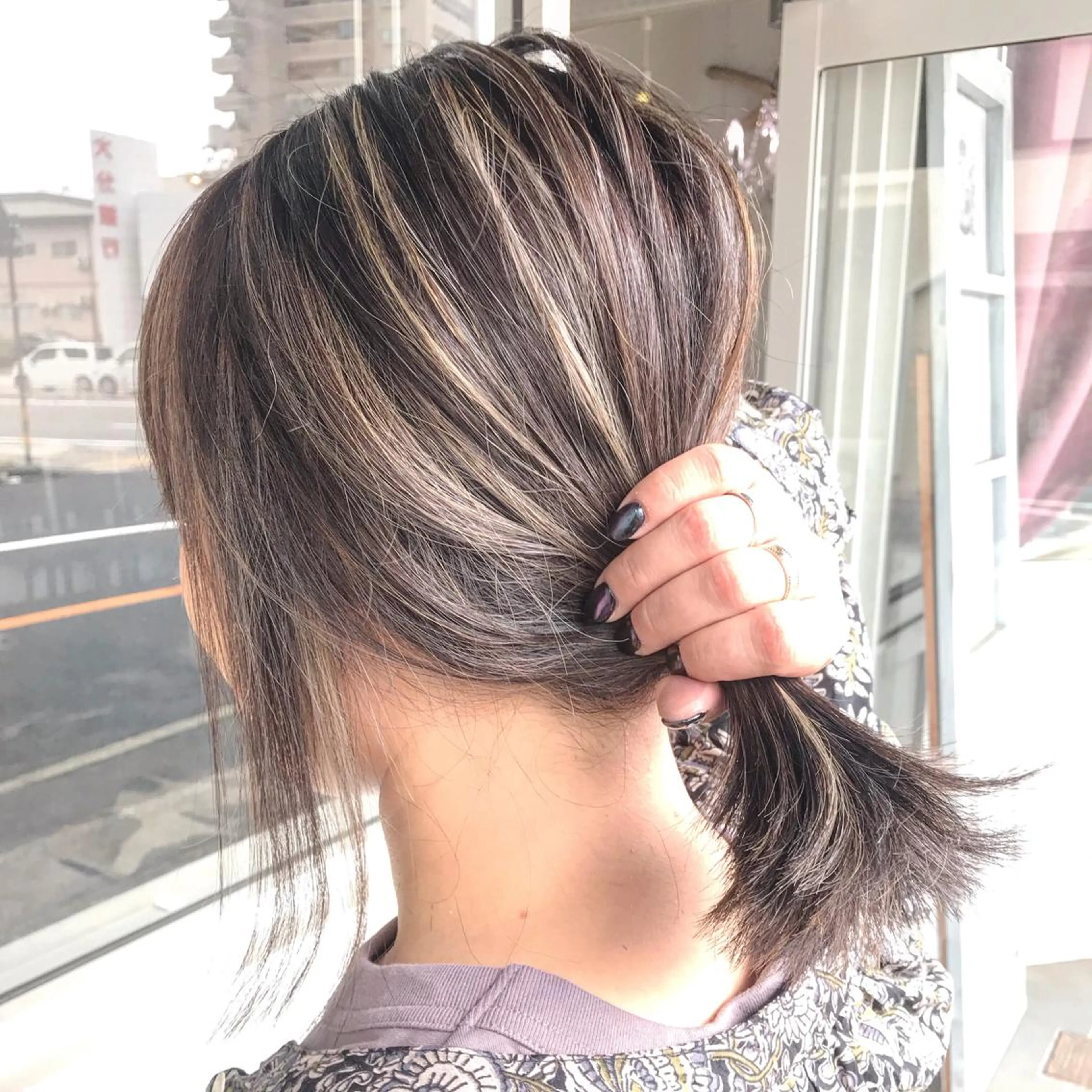 ミディアム カラー ヘアアレンジ お団子ヘア 切りっぱなしボブ バレイヤージュ デザインカラー グラデーションカラー Mariana/ 鶴原-ハイライトのヘアスタイル