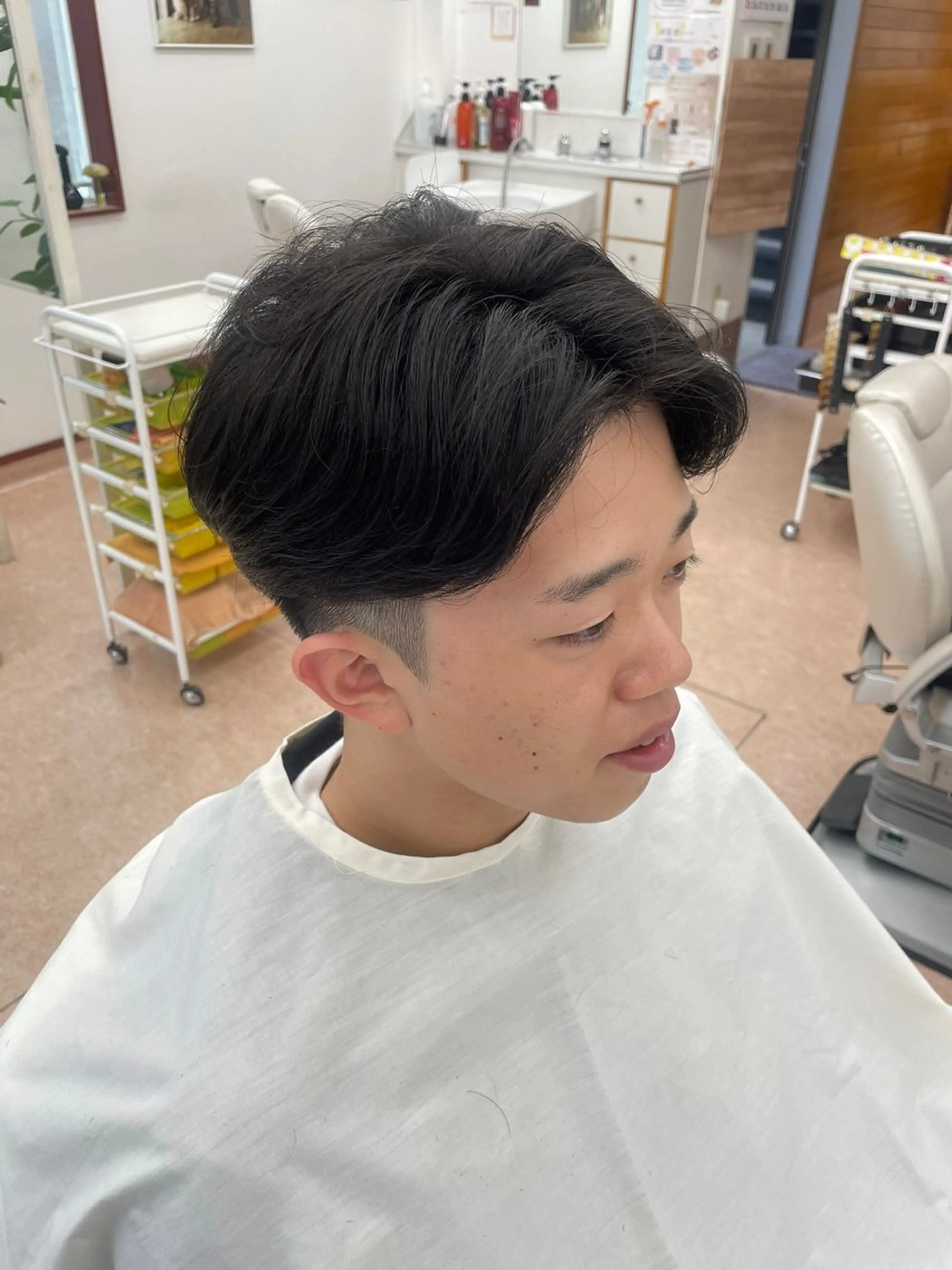 パーマ メンズ センターパート メンズ韓国風 メンズパーマ ニュアンスパーマ カットサロン382所属・片桐 航太のヘアスタイル