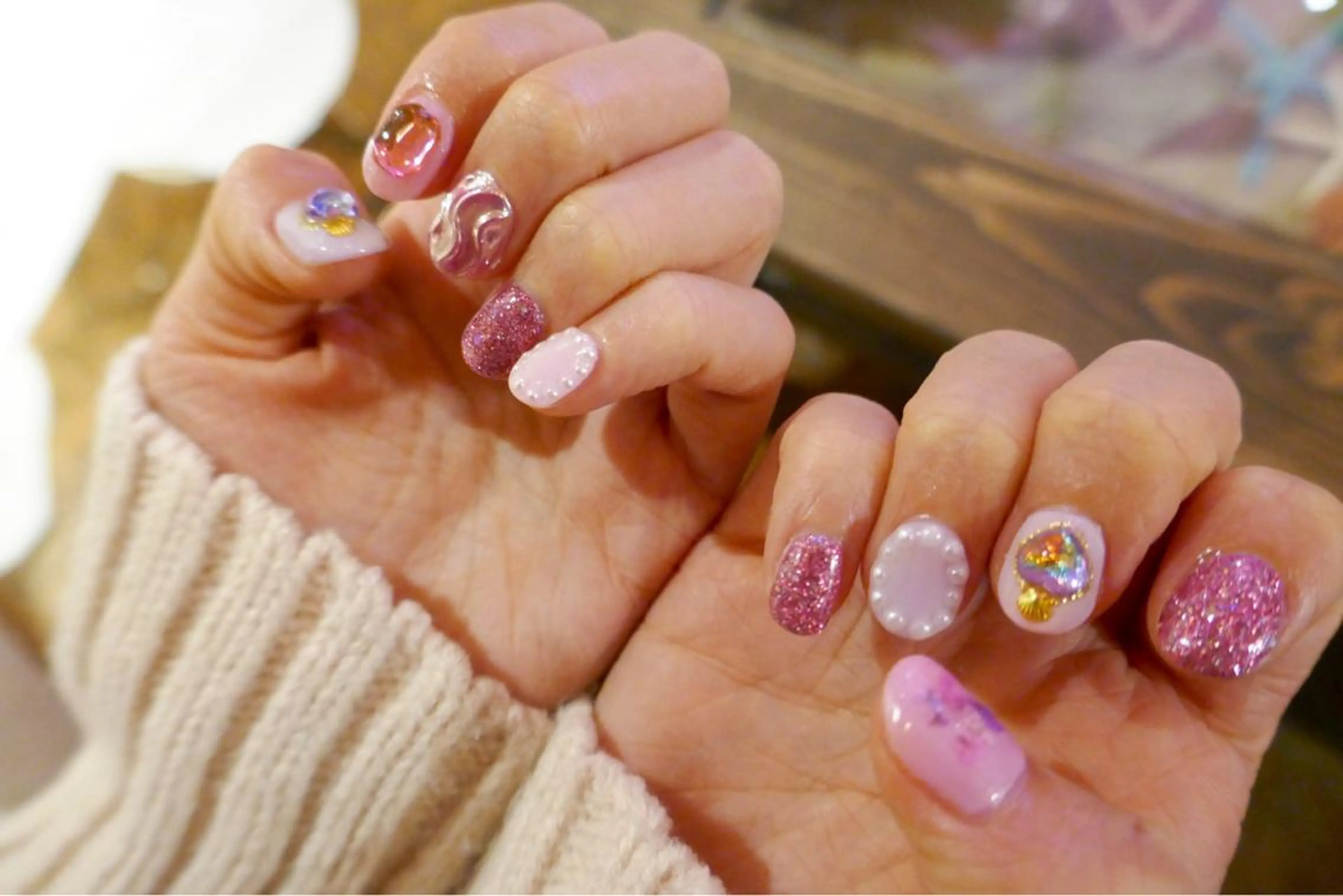 ネイル キラキラネイル ピンク ハンドネイル revia所属・ERI Nailistのネイルデザイン